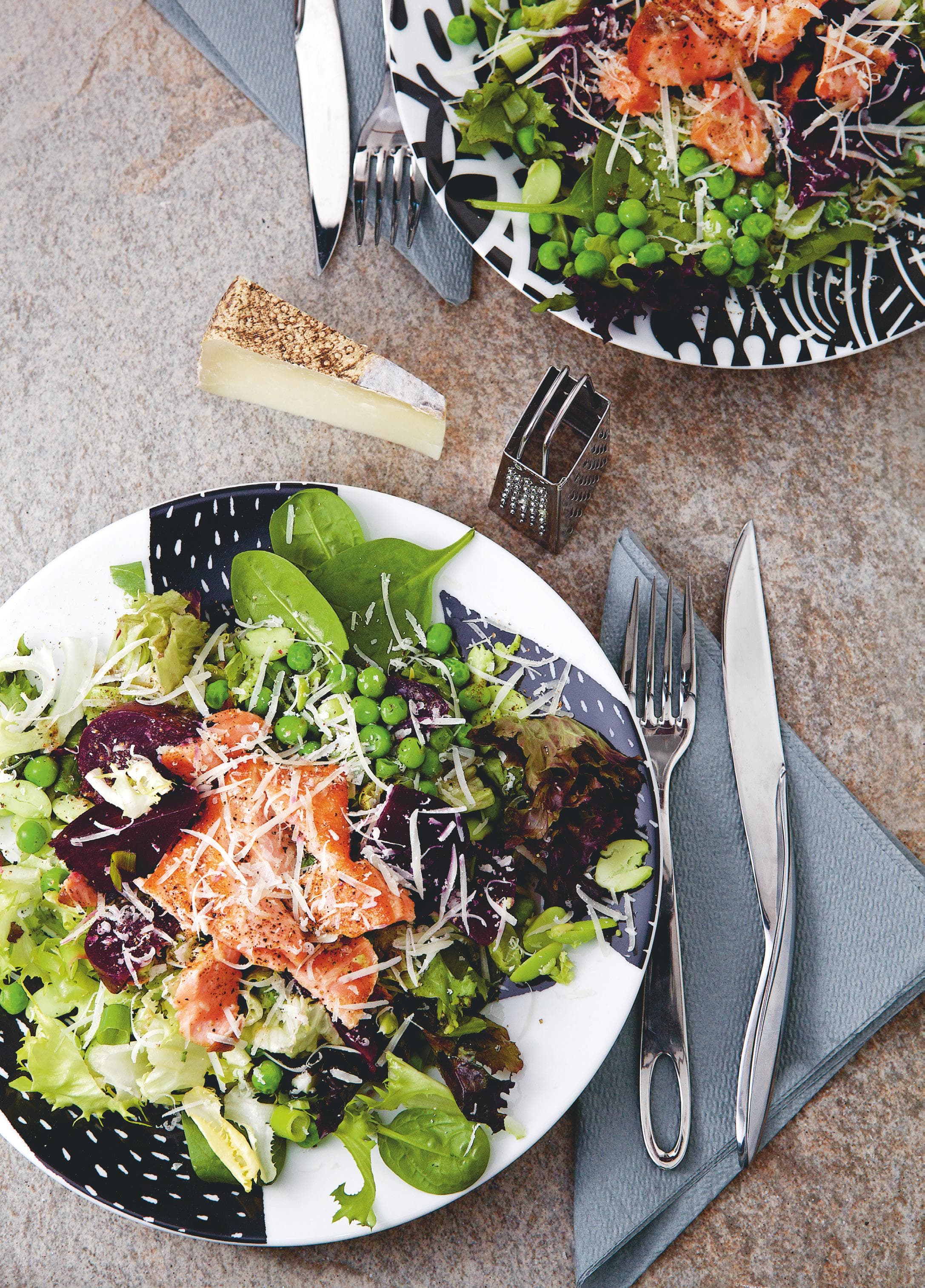 Primörsallad med lax och brynt citronsmör