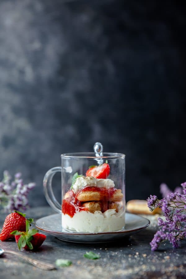 Tiramisu med jordgubbar, rabarber och kardemumma