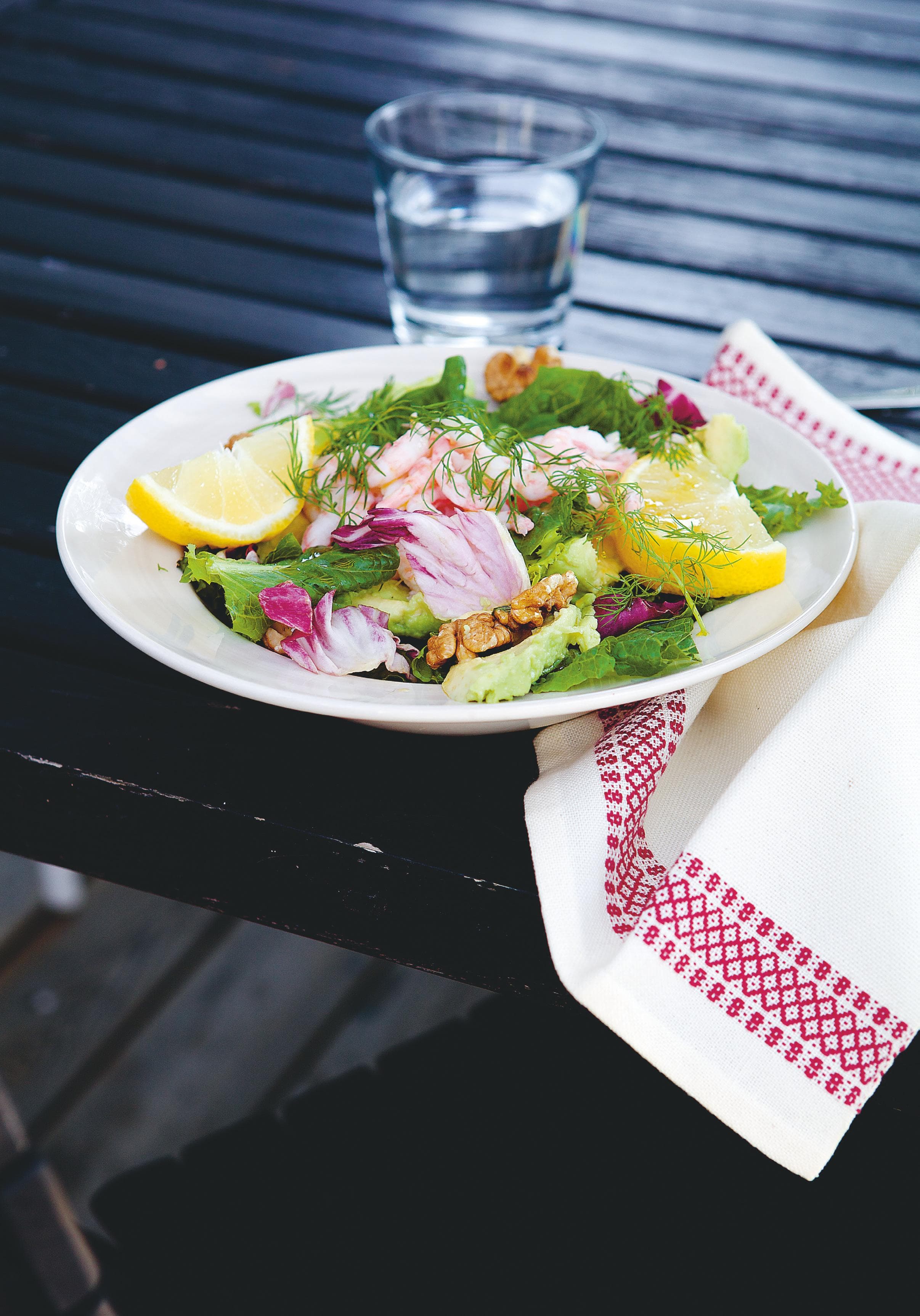 Räksallad med avokado och valnötter