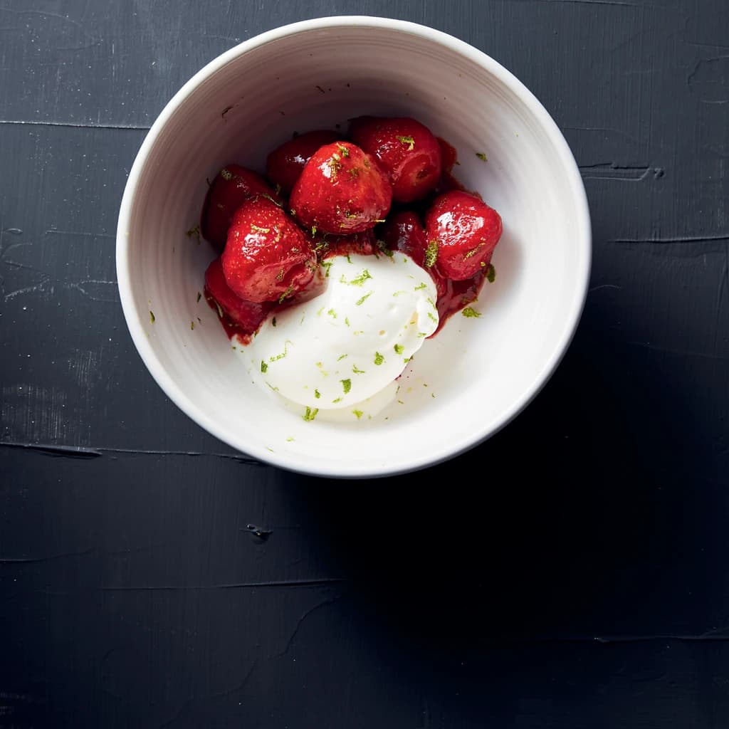 Varma jordgubbar med färskostglass och lime