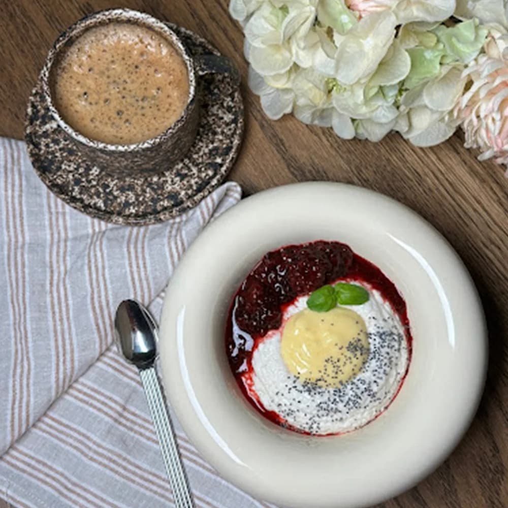 Mannafrutti på grekisk yoghurt med lemoncurd och marinerade björnbär