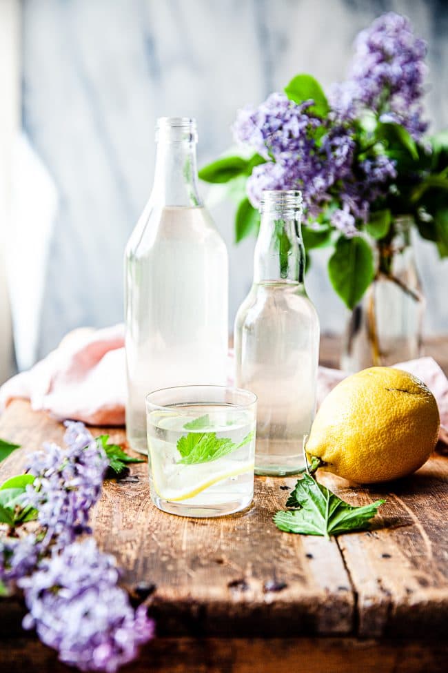 Saft på svartvinbärsblad