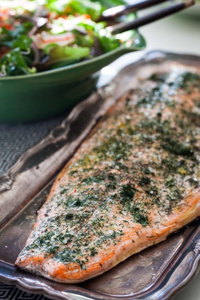 Laxsida med romsås, hjortronsås och sallad