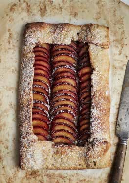 Hasselnötsgalette med plommon