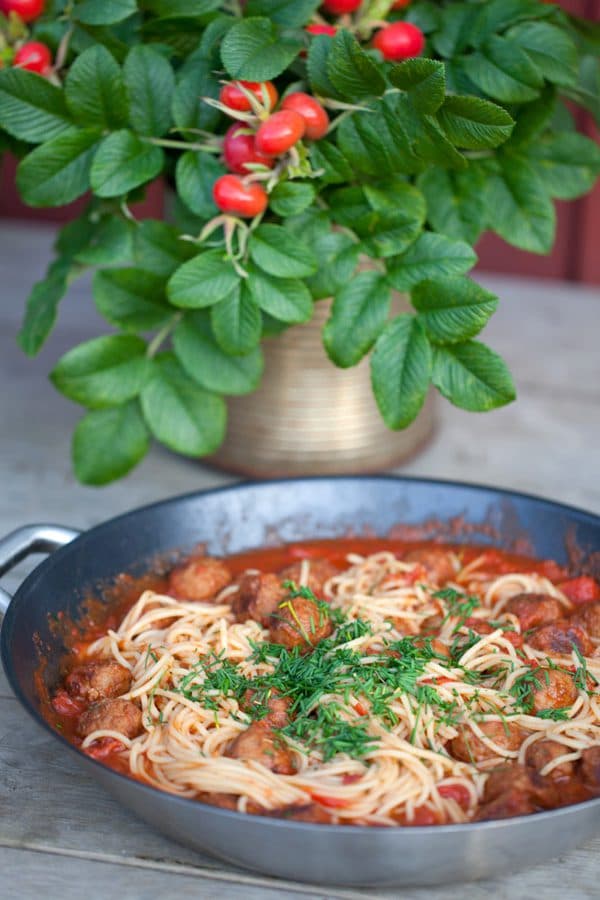 Latmanspasta – köttbullar i tomatsås