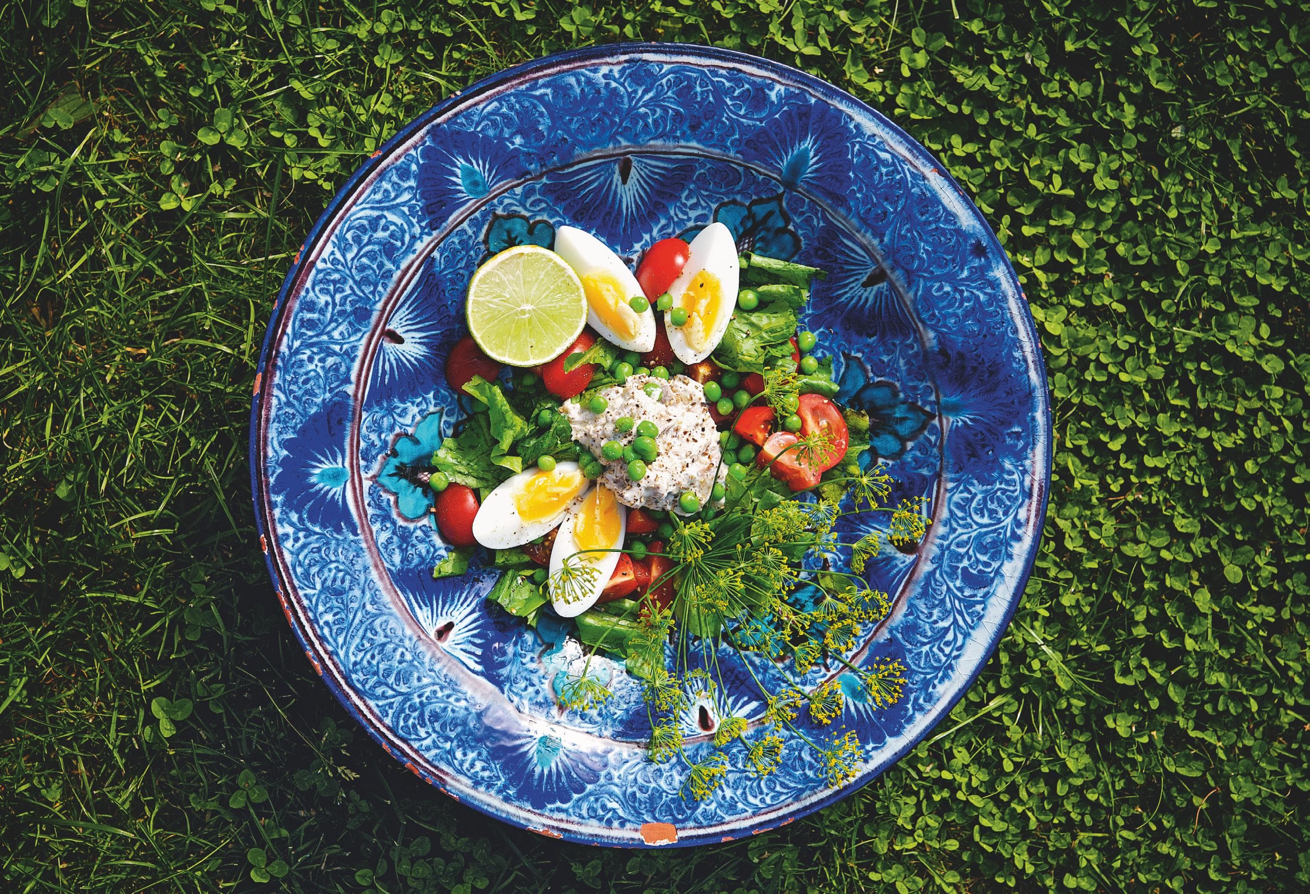 Sommarsallad med makrill, ägg och ärtor