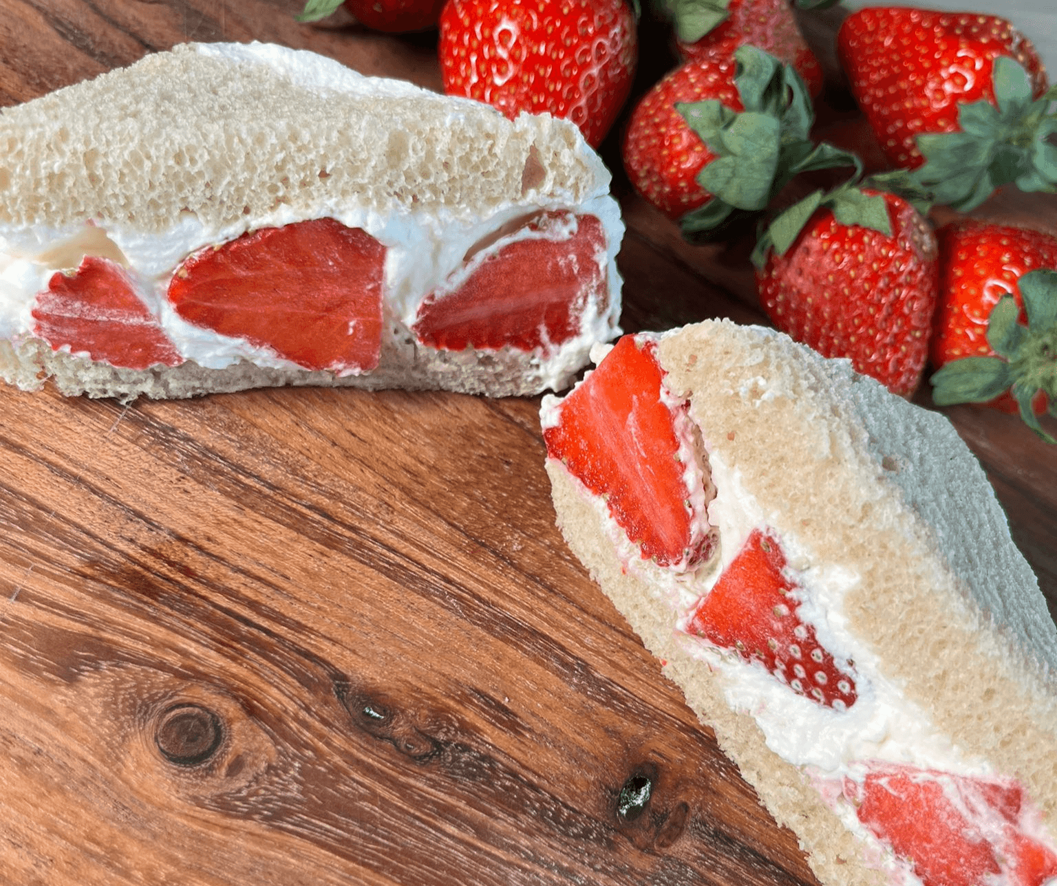 Strawberry Sando med Vispgrädde & Färska Jordgubbar