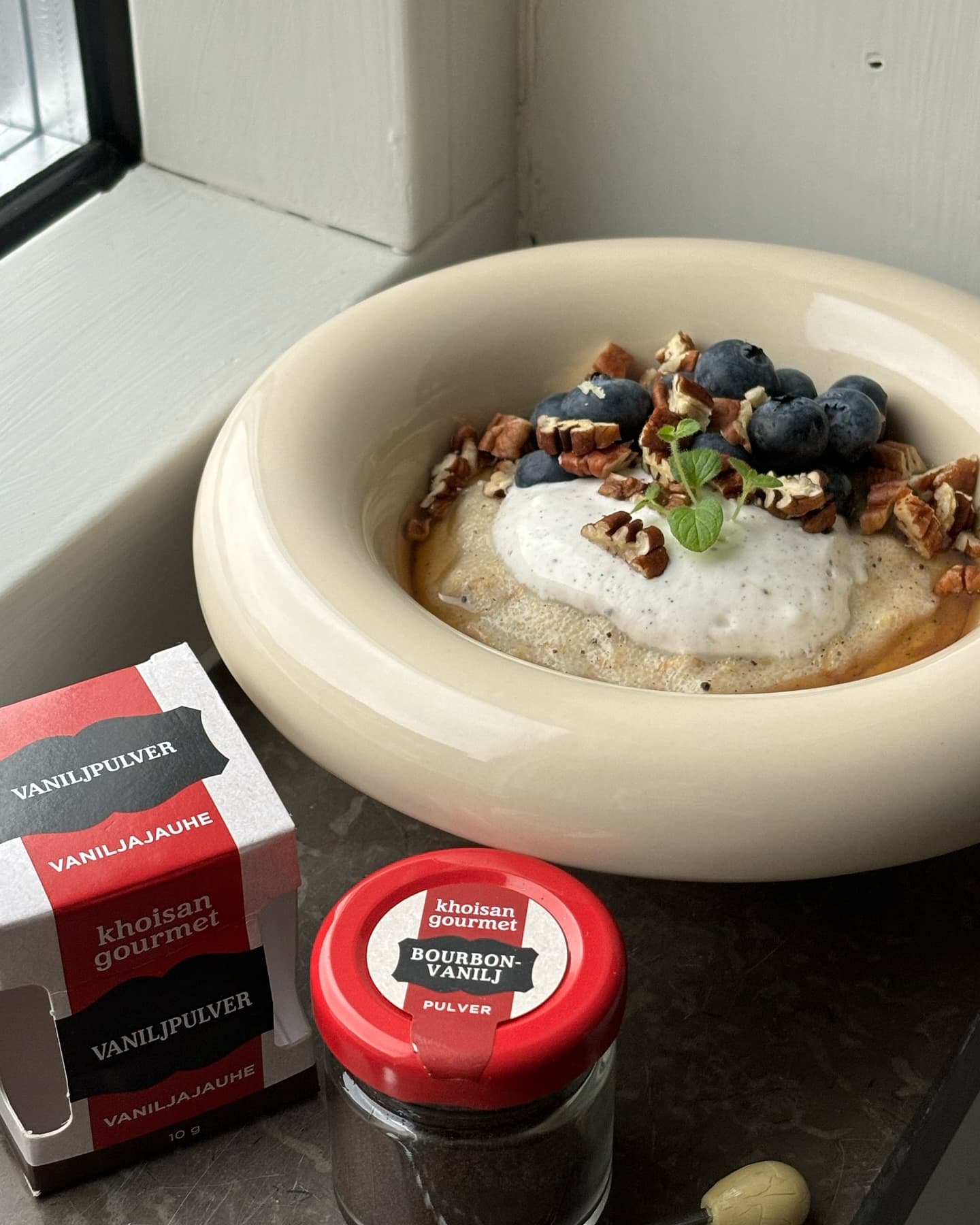 Vaniljfrukostgröt med yoghurt, blåbär & pecannötter