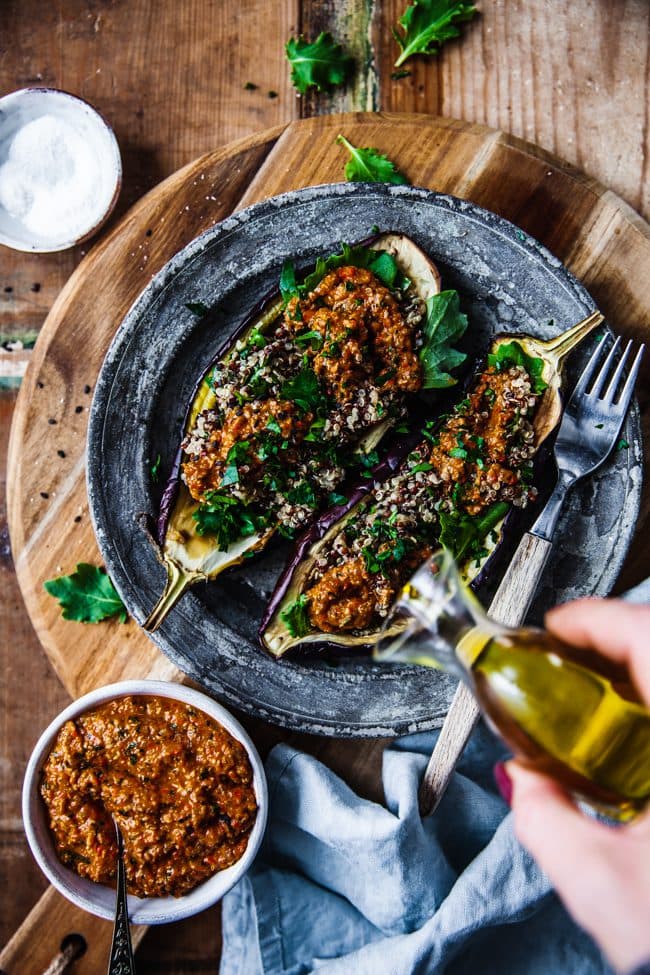 Ugnsbakad aubergine med paprikaröra, quinoa och ost