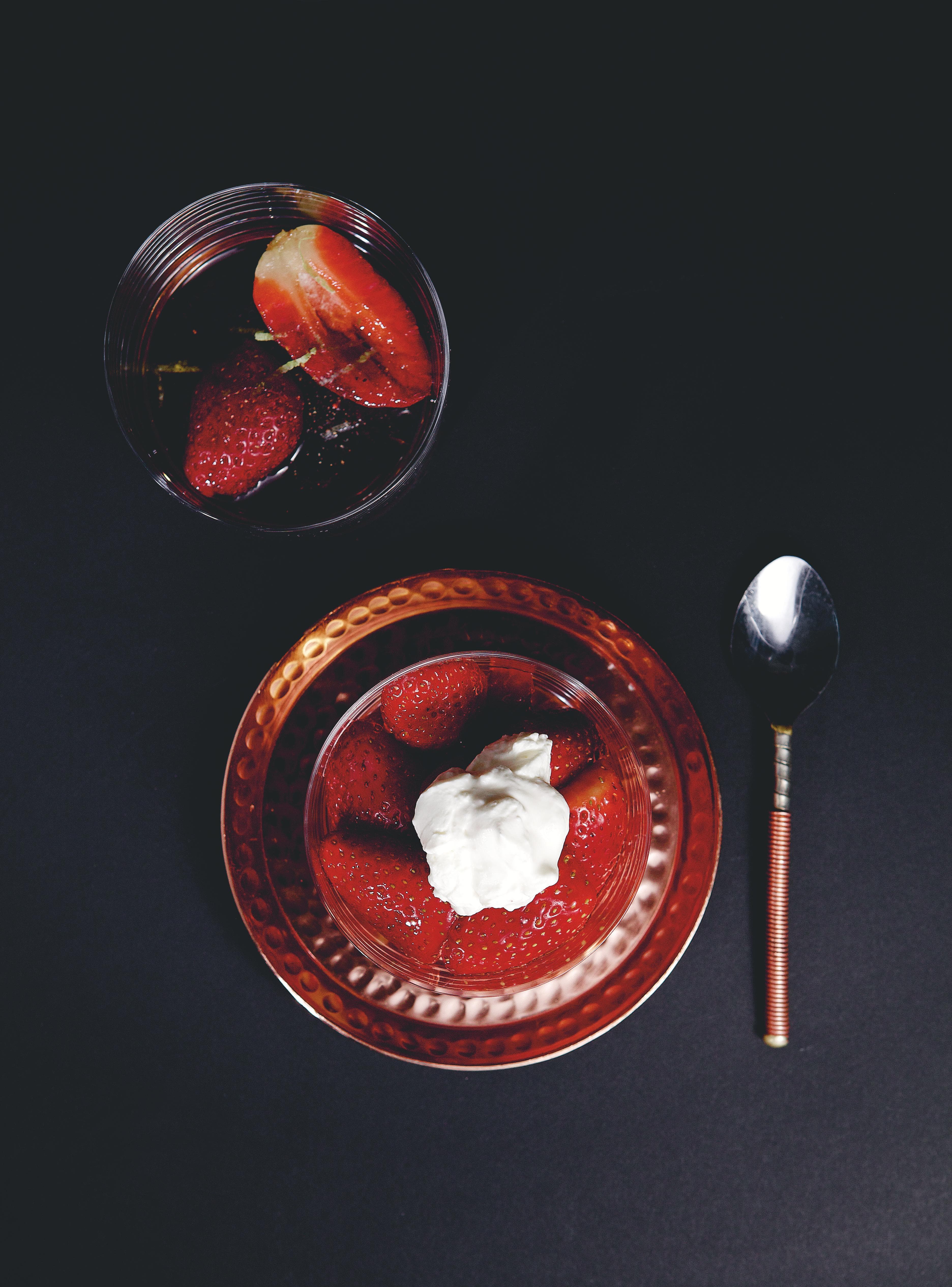 Marinerade jordgubbar med vispad crème fraiche