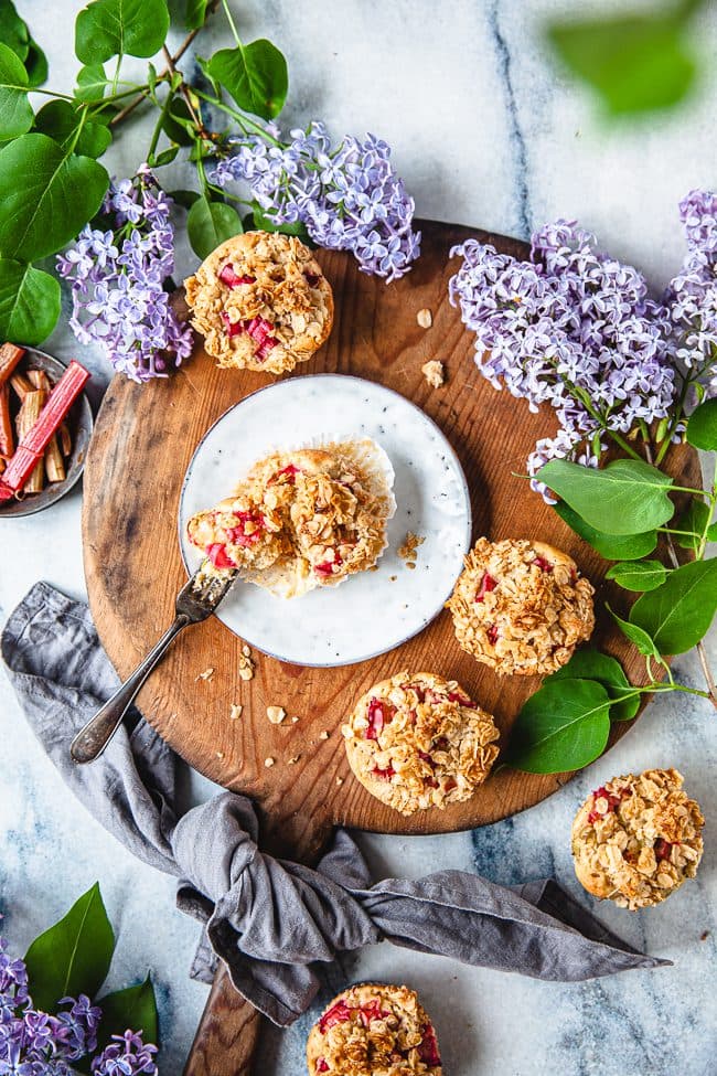 Rabarbermuffins med havregrynssmul
