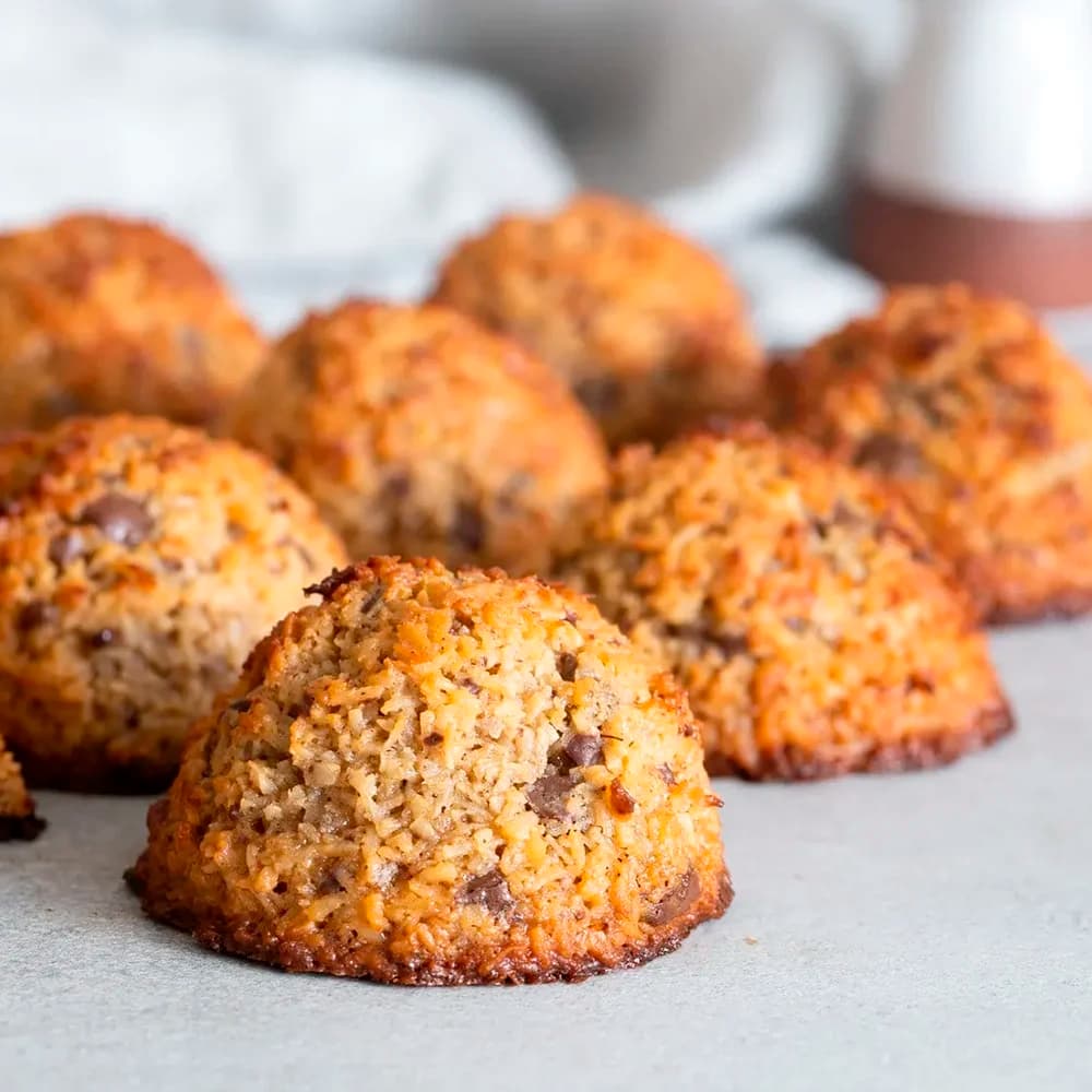 Salted caramel kokostoppar med chokladbitar