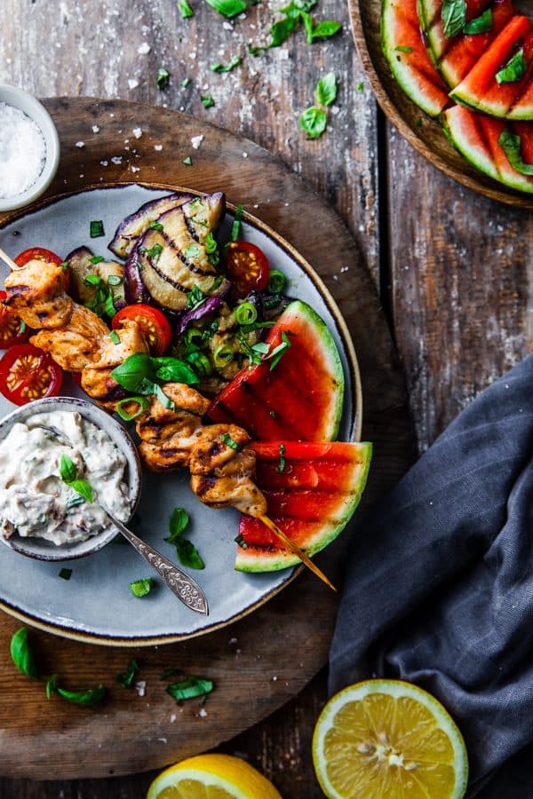 Grillade kycklingspett med auberginesallad och Västerbottensost-dip
