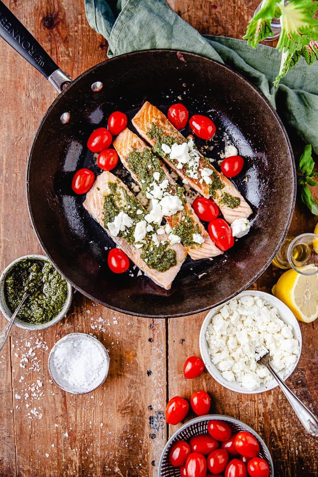 Stekt lax med fetaost och pesto