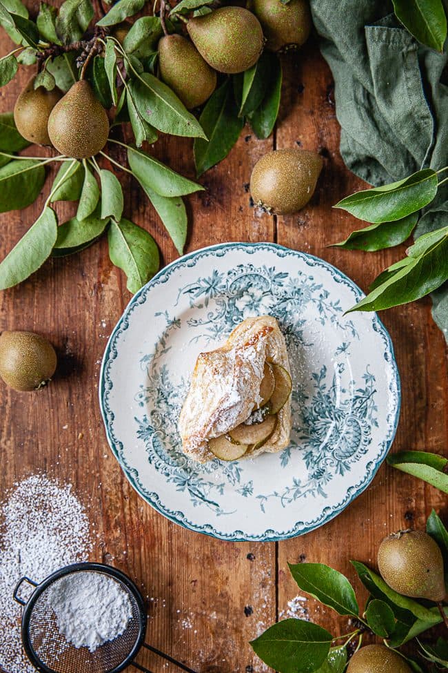 Snabba croissanter med vaniljkräm och päron