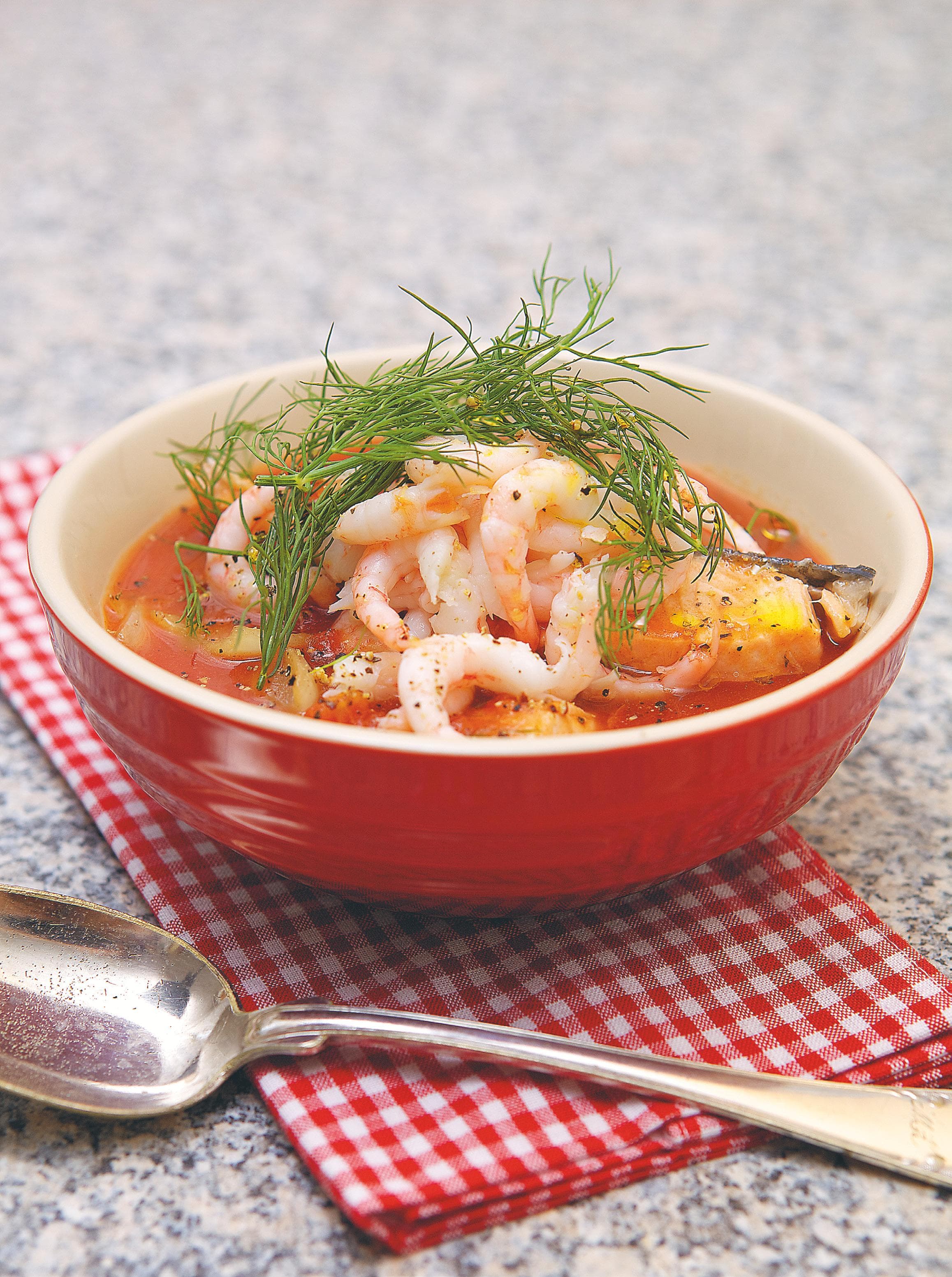 Laxsoppa med tomat och räkor
