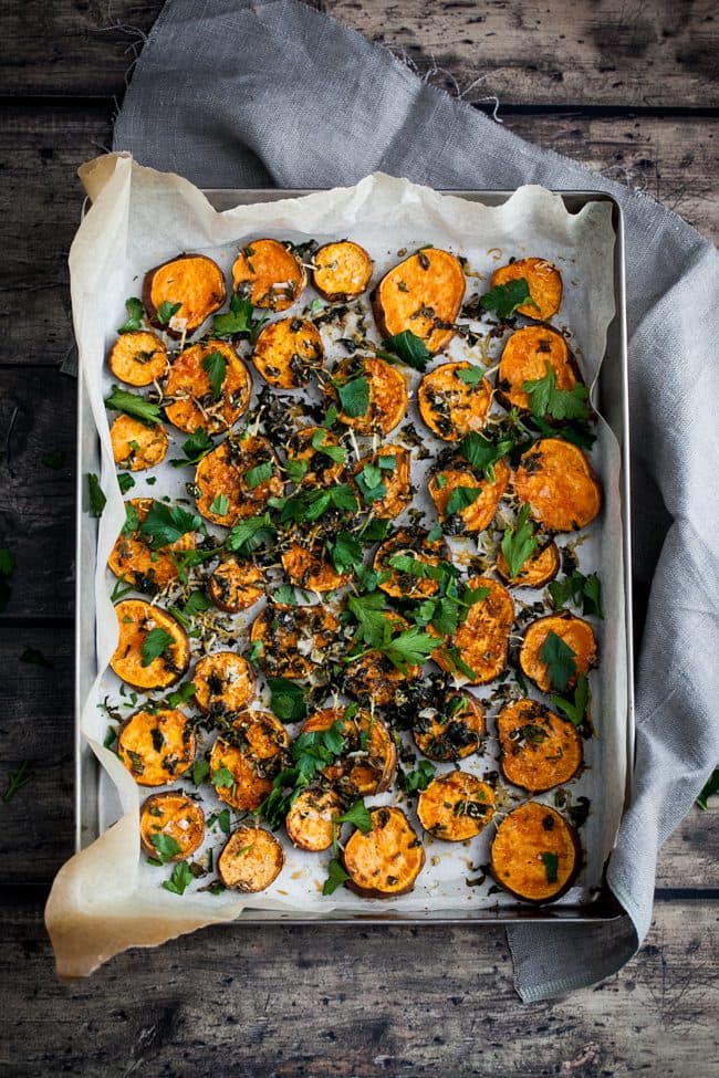 Sötpotatis i ugn med parmesan och färska örter