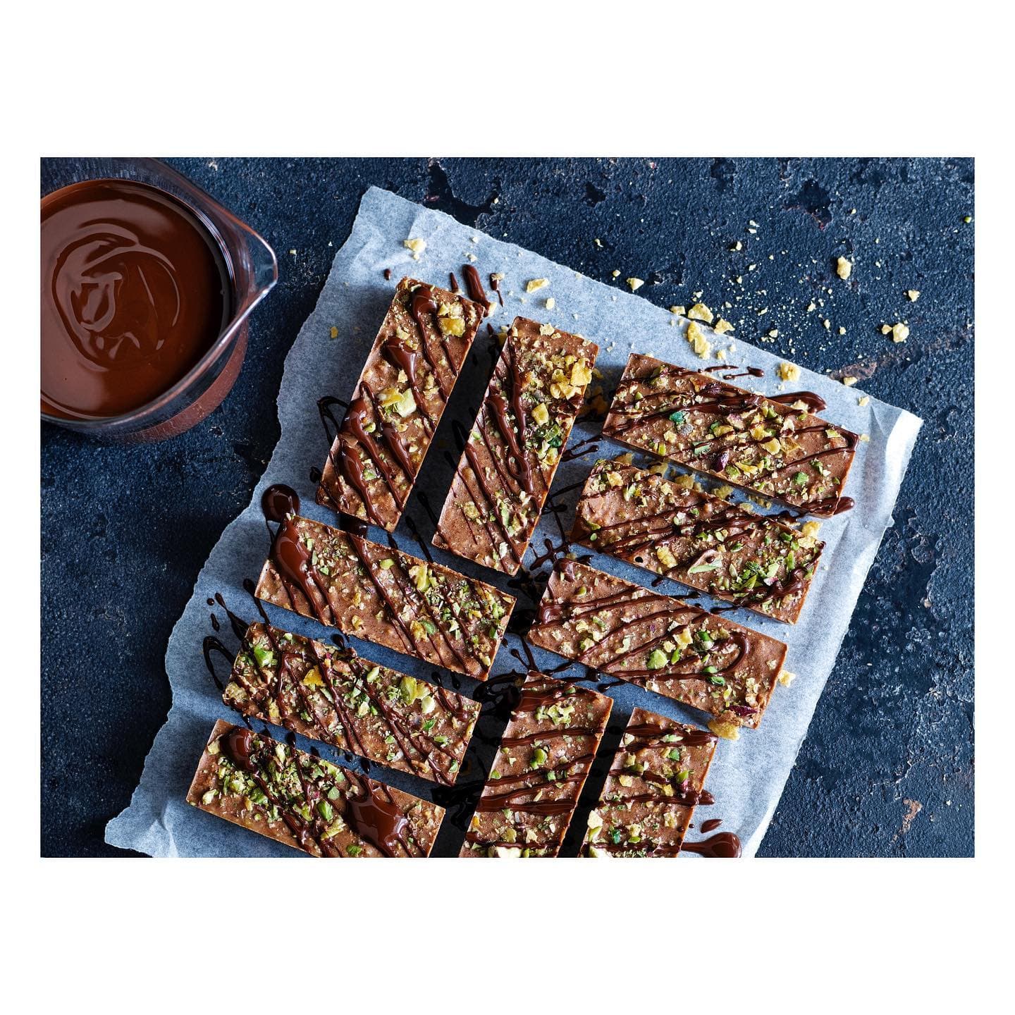Krispiga chokladbars med hasselnötspraliné och pistage