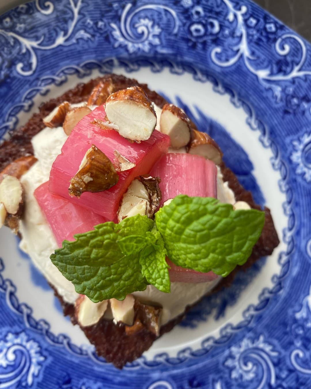Honey Butter Toast med mascarponekräm och vaniljrabarber