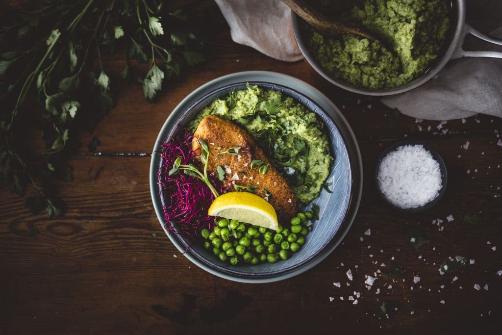 Sprödbakade filéer med broccoli och blomkålsmos