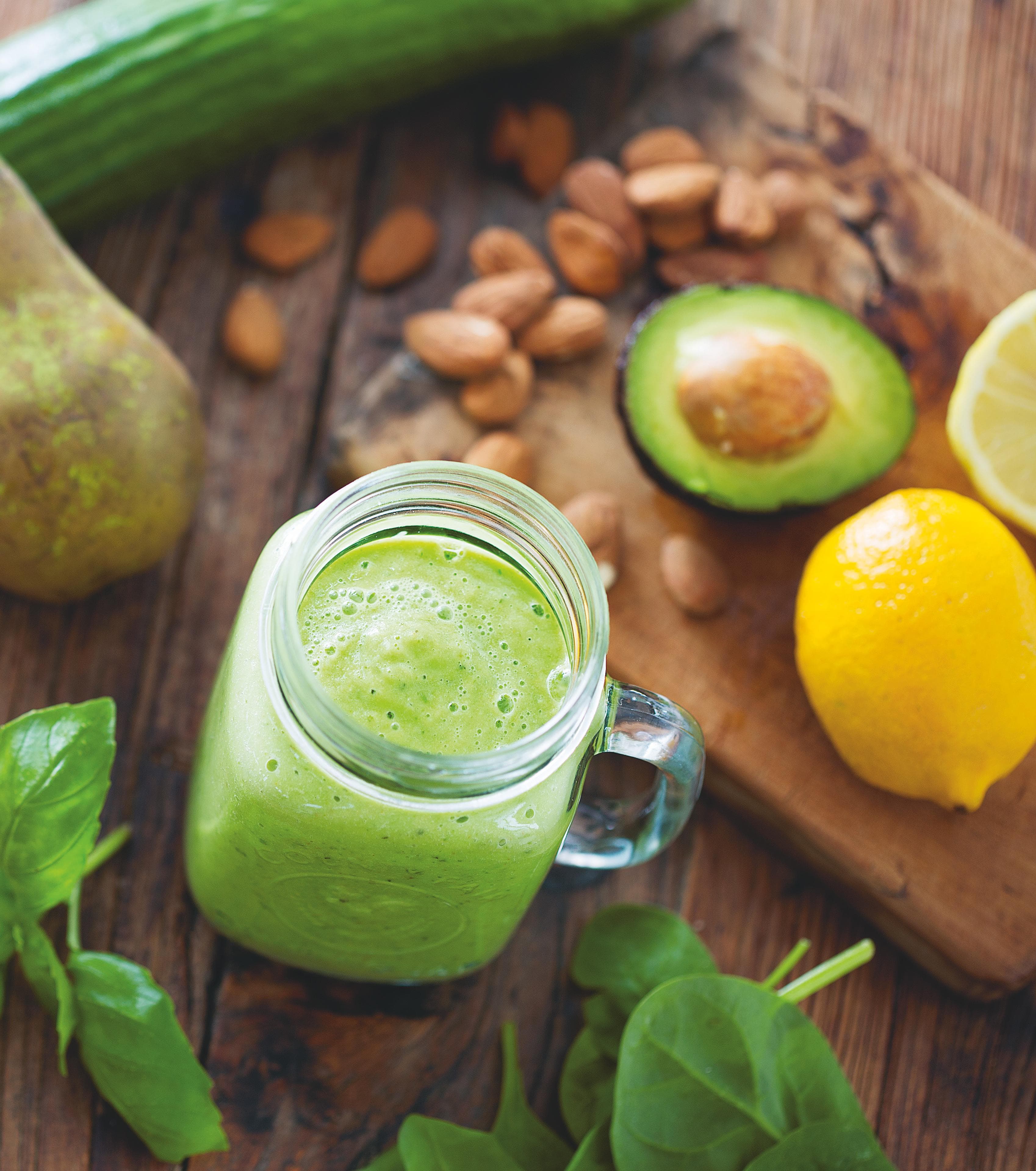 Mjukt grön smoothie med mandelmylk