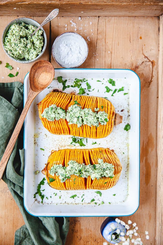 Hasselbackspumpa med pesto på solroskärnor och fetaost