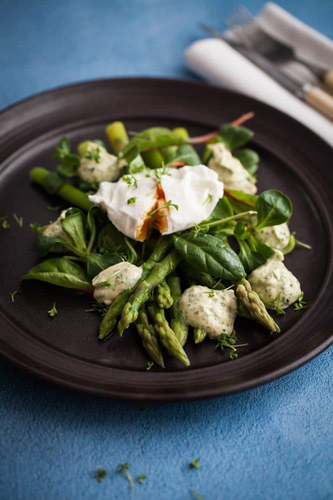 Sparrissallad med pocherat ägg och örtmajonnäs