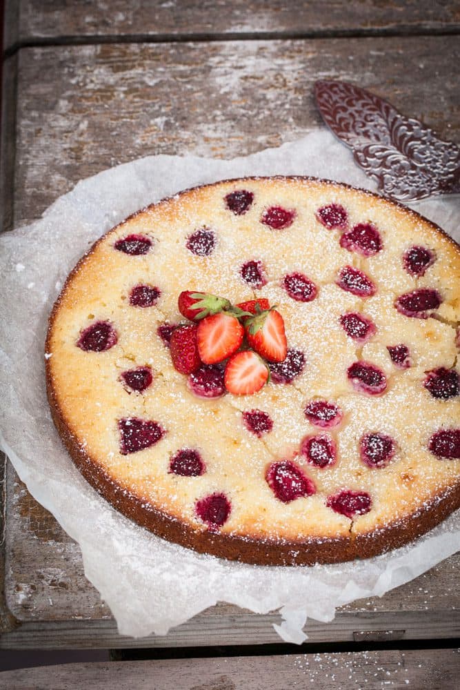 Vit kladdkaka med hallon