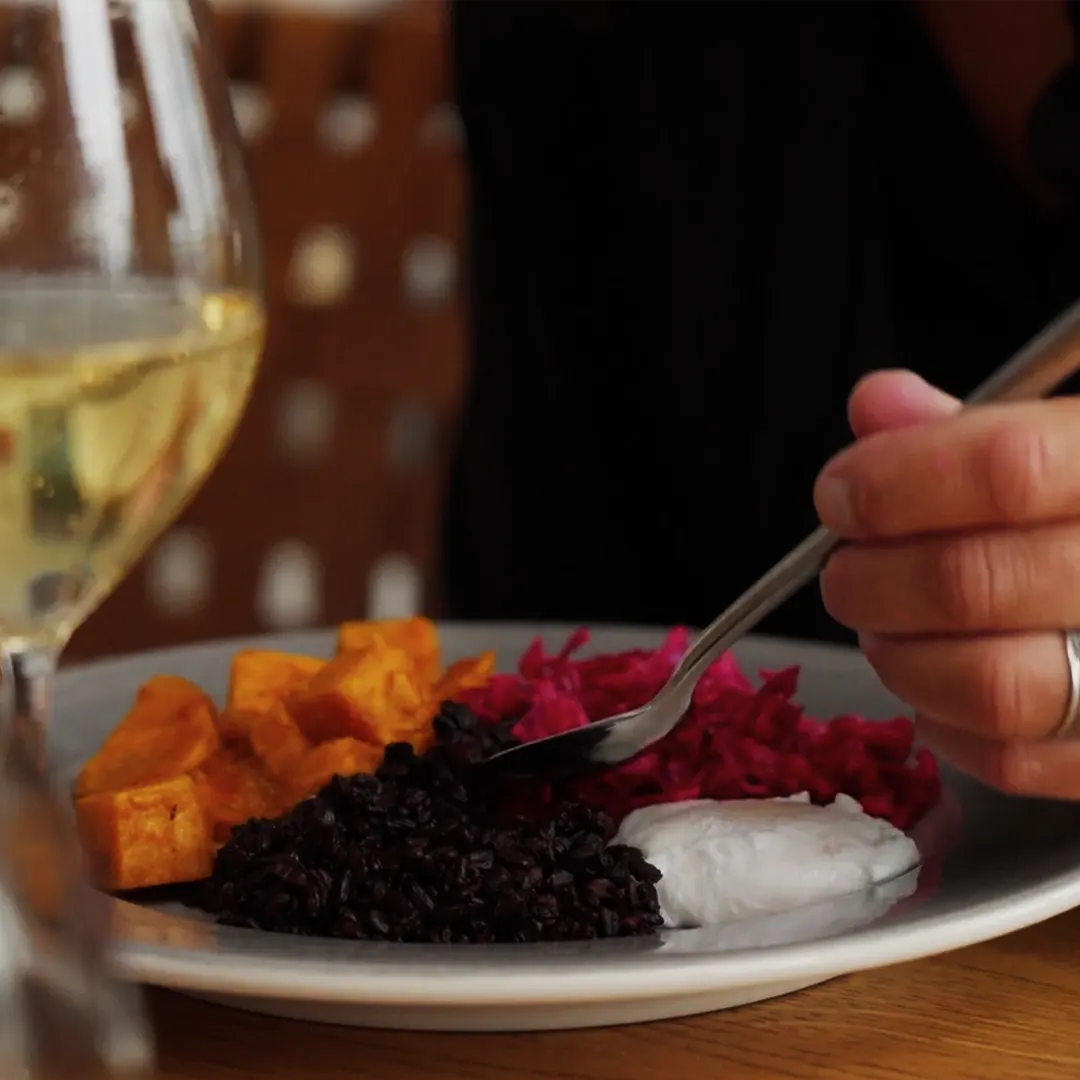 Sötpotatisgryta med svart ris, Agnetas rödkålssallad och pocherat ägg