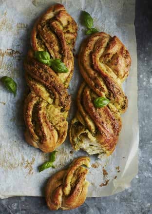 Flätade dinkelbaguetter med pistaschpesto