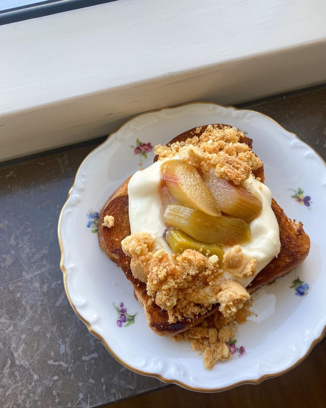 Karamelliserad brioche med citronkräm och vaniljkokt rabarber
