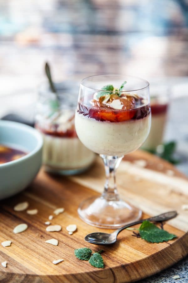 Vaniljpannacotta med rosékokta plommon