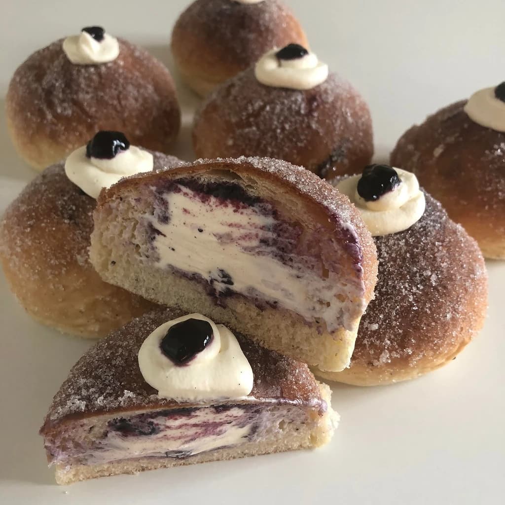Sockerbullar med glasskräm och blåbär