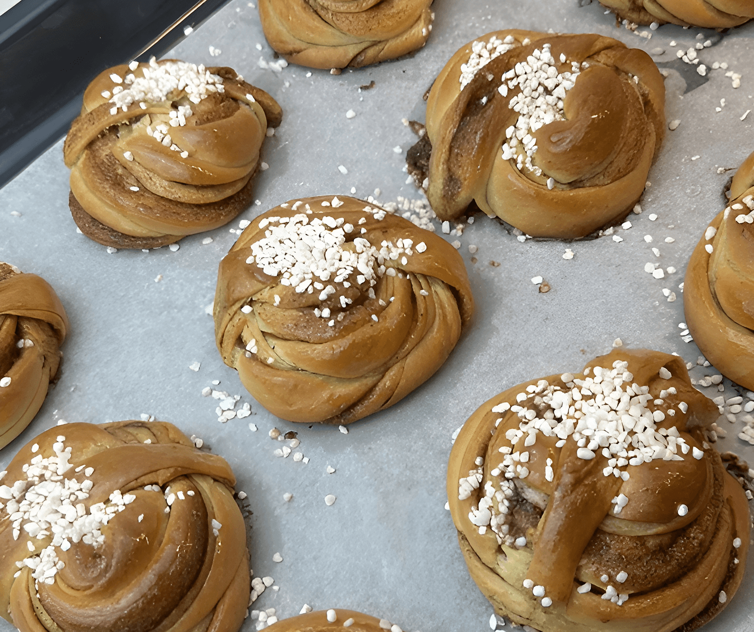 Kanelbullar – klassiska saftiga bullar med kanel & kardemumma