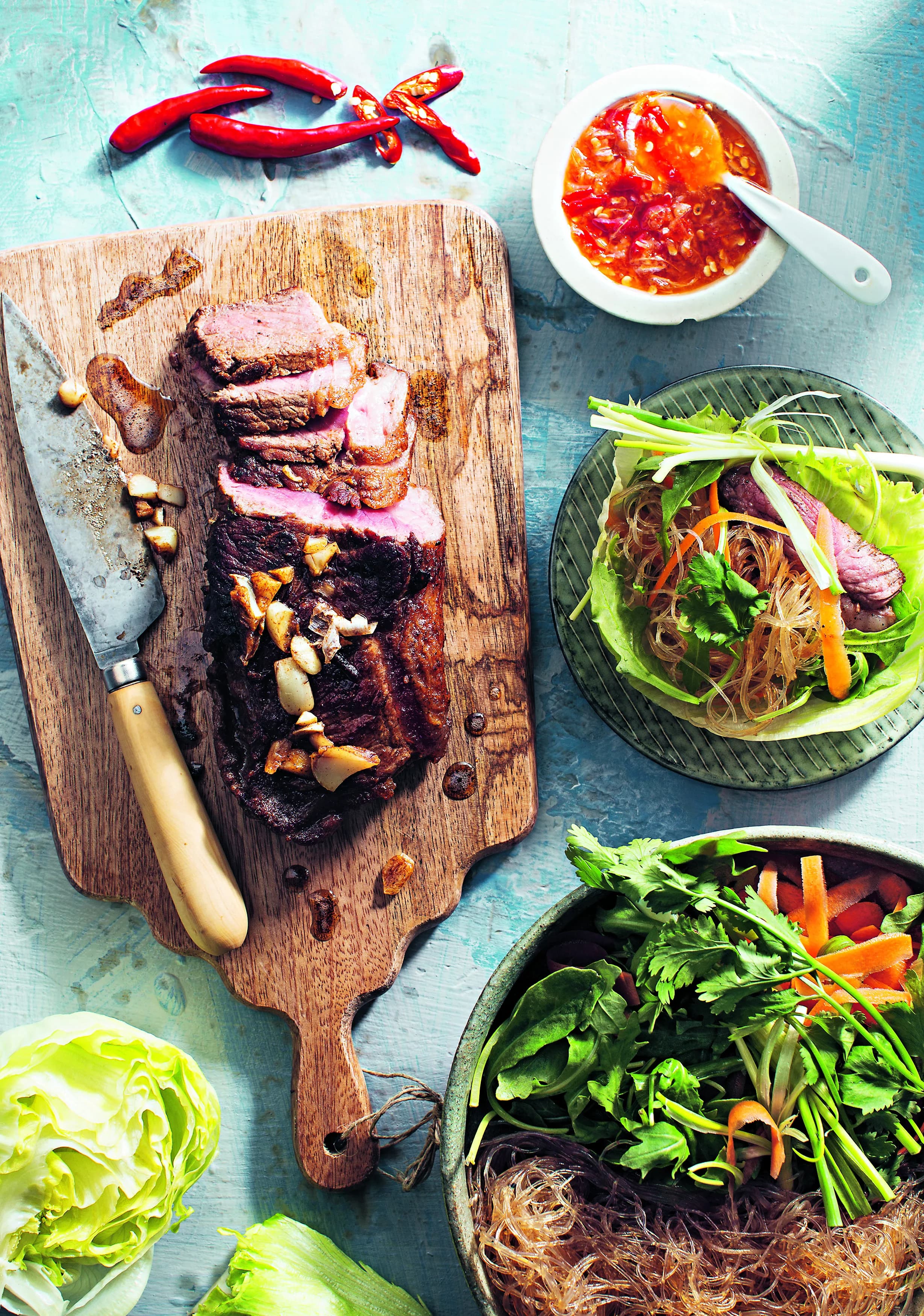 Asiatiska tacos med ryggbiff i sallatsblad