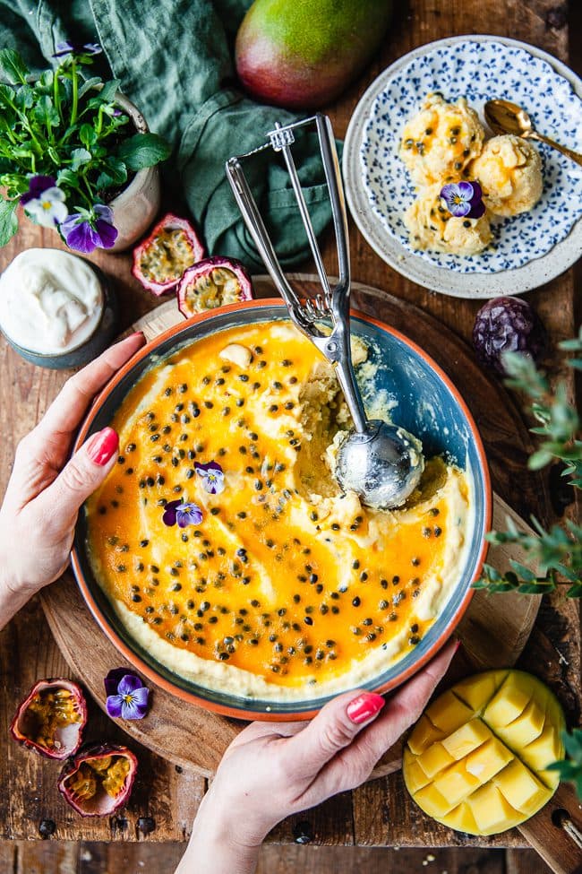 Mango och passionsfruktsglass