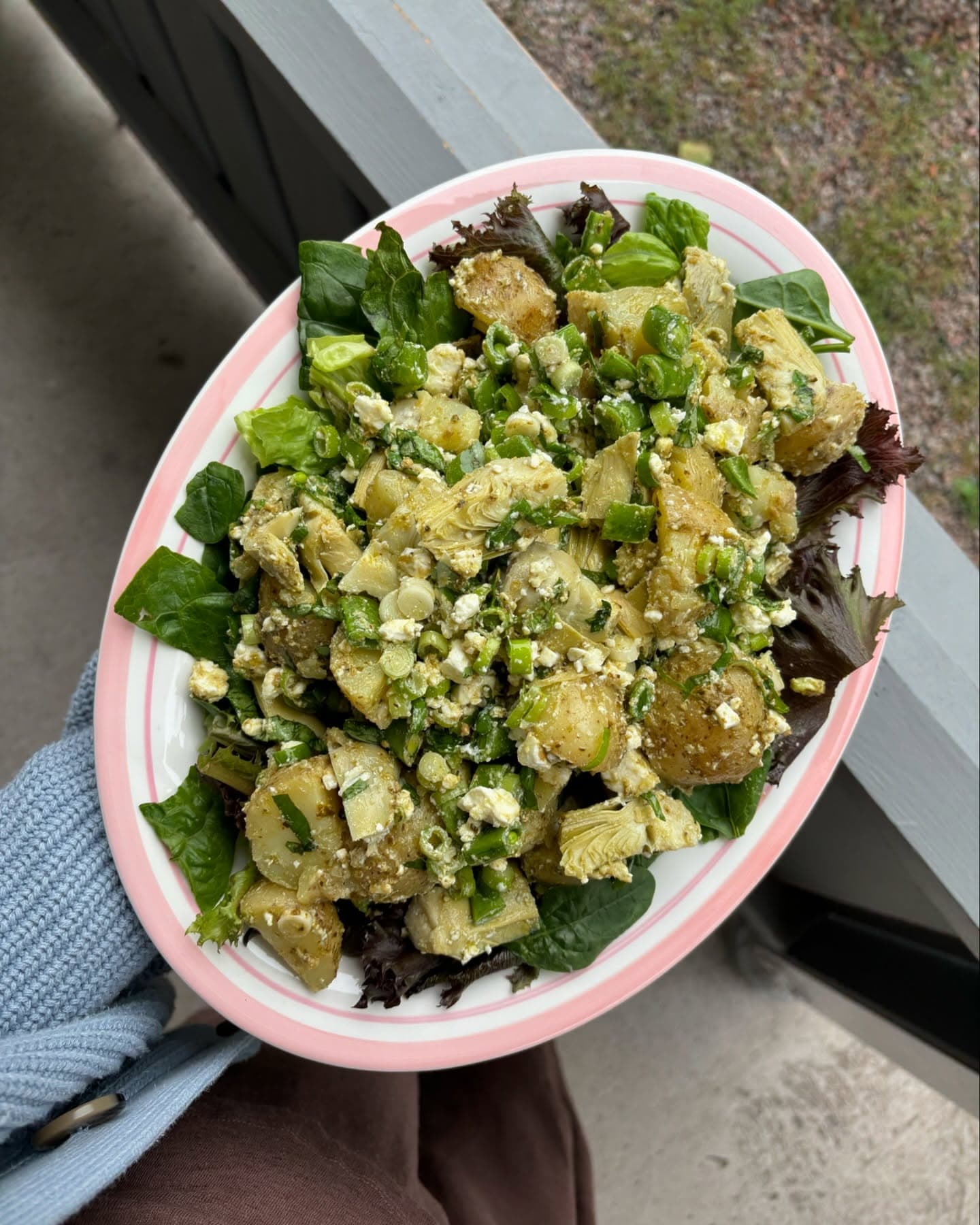 Potatissallad med fetaost, kronärtskocka & pesto