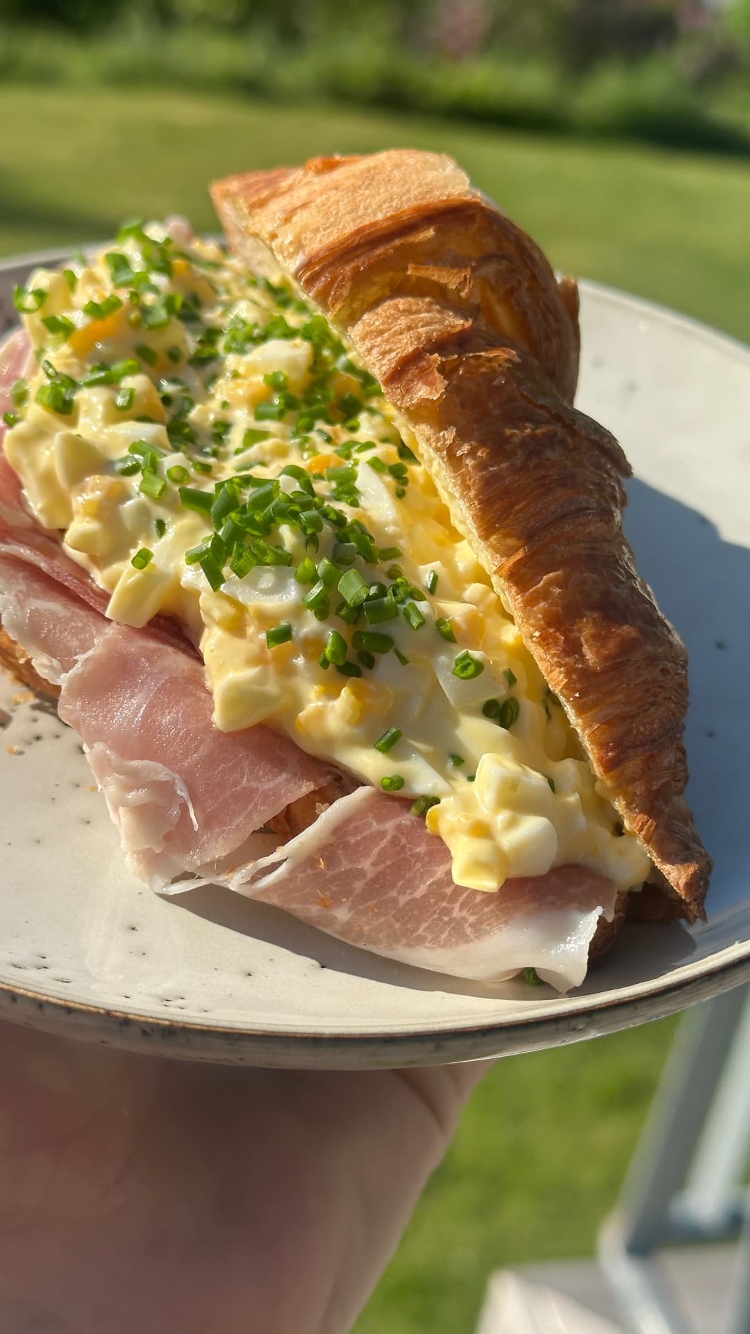 Croissant med kall äggröra och parmaskinka