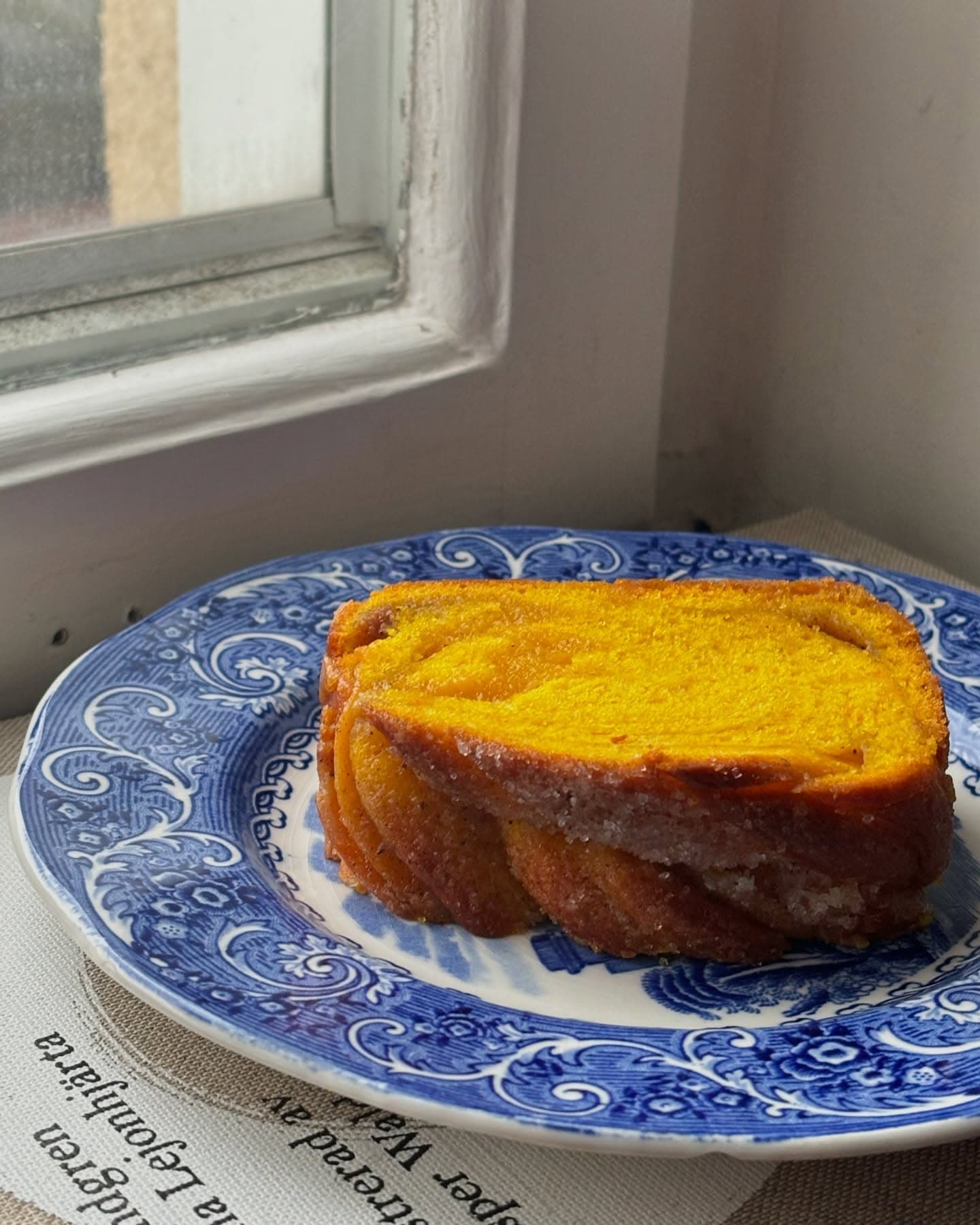 Karamelliserad saffrans babka med vanilj