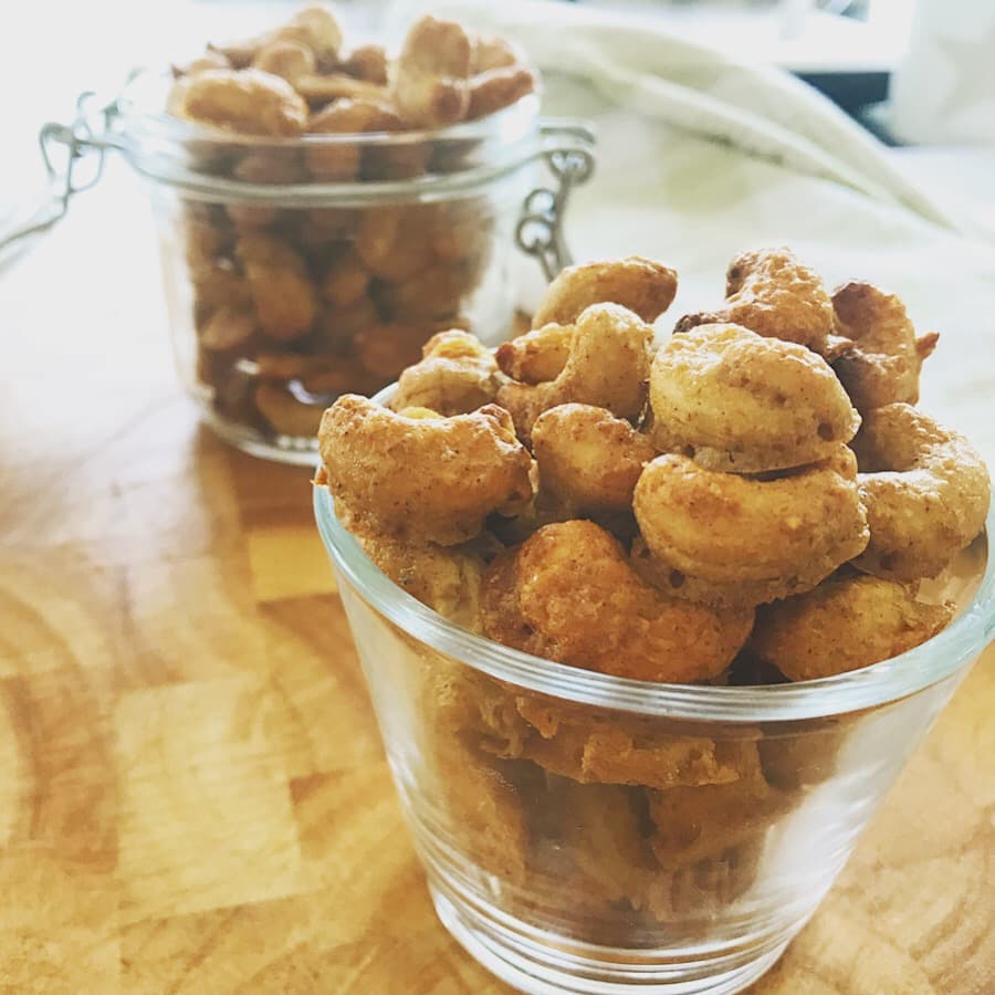 Sprödrostade cashewnötter med honung och kardemumma