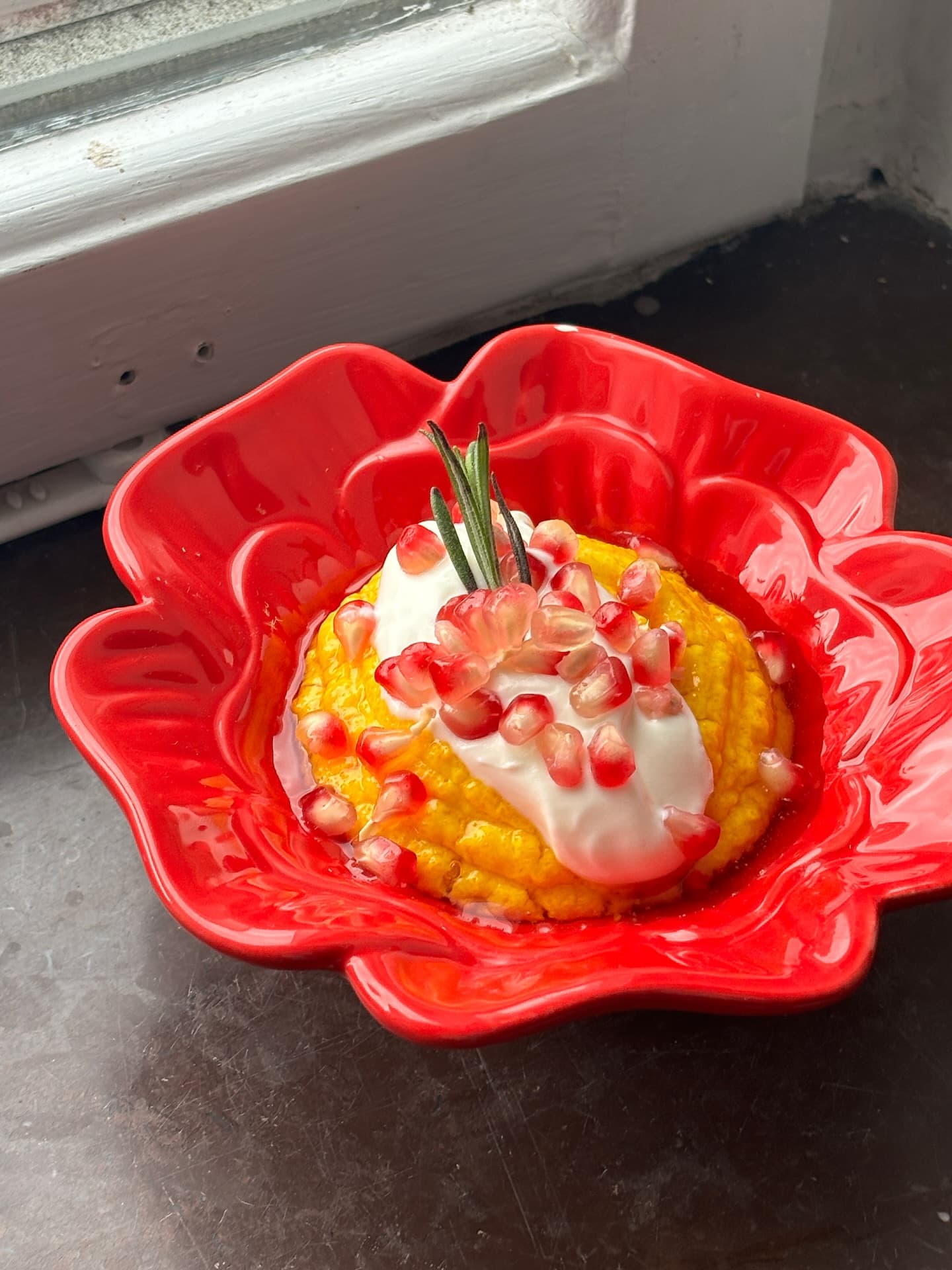 Saffrans mannafrutti med rosmarinhonung & granatäpple