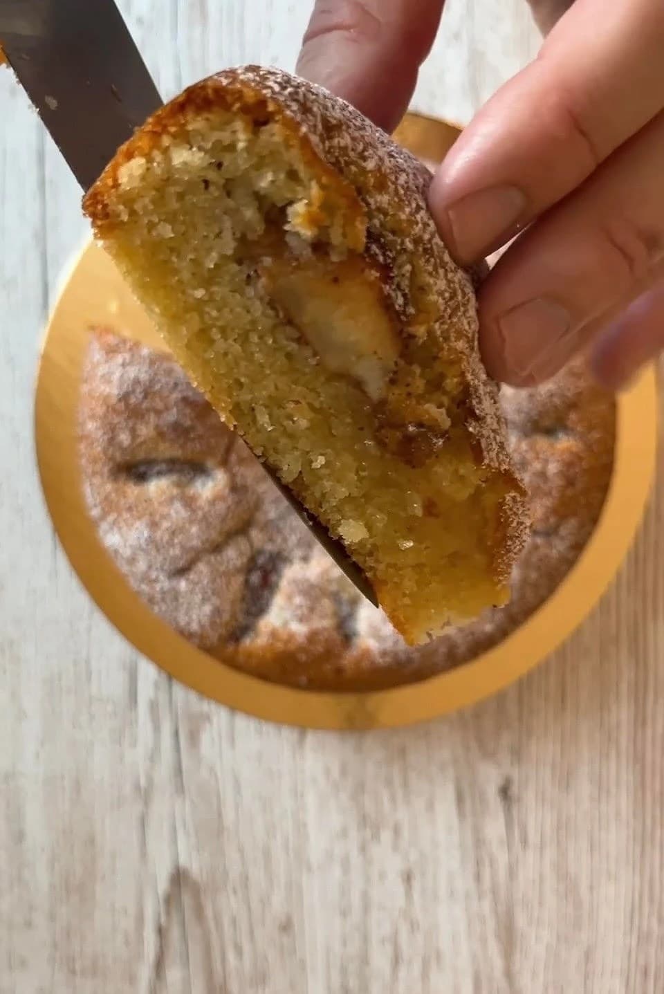 Saftig mandelkaka med kaneläpplen