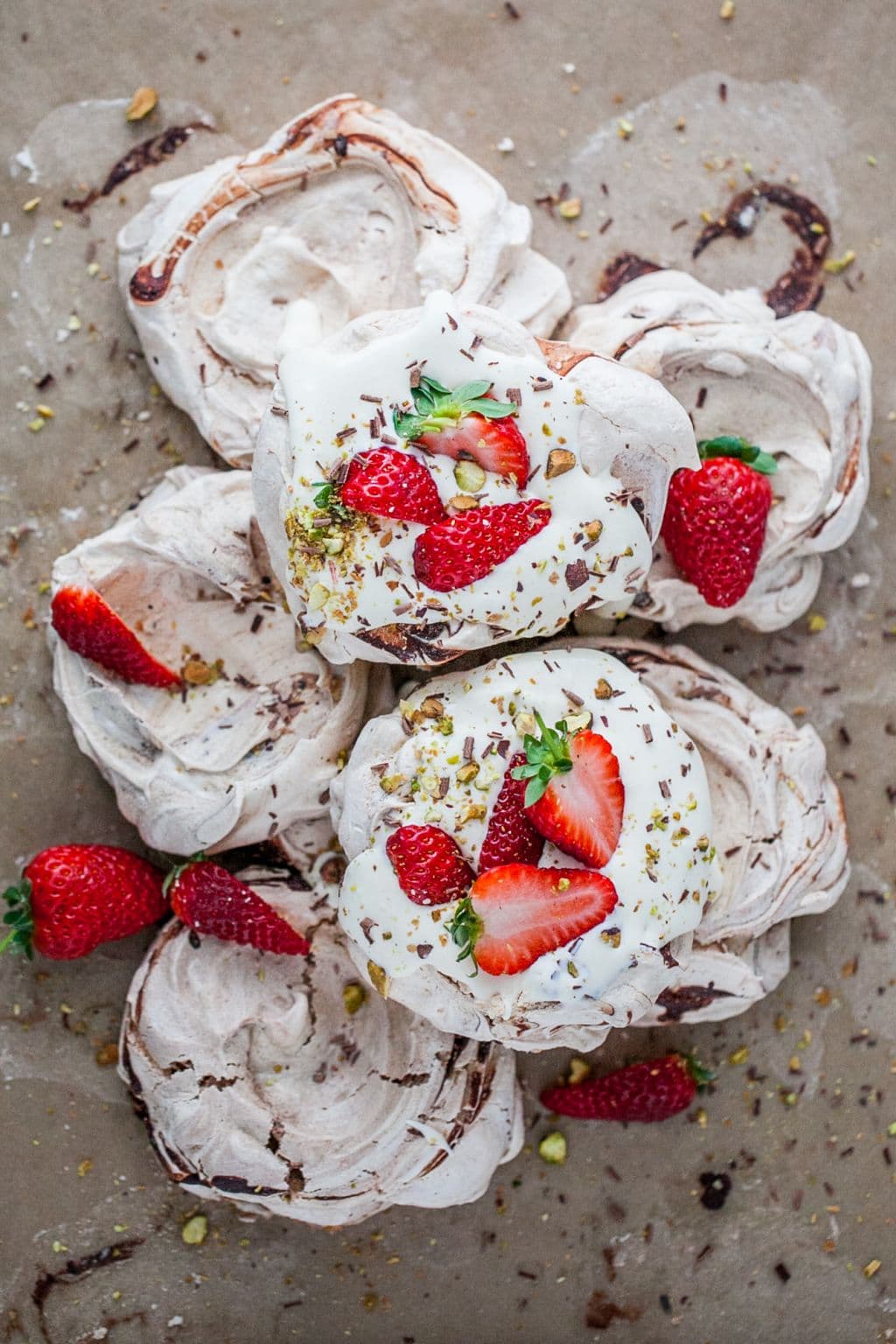 Portions-Pavlova med lemon curd och bär