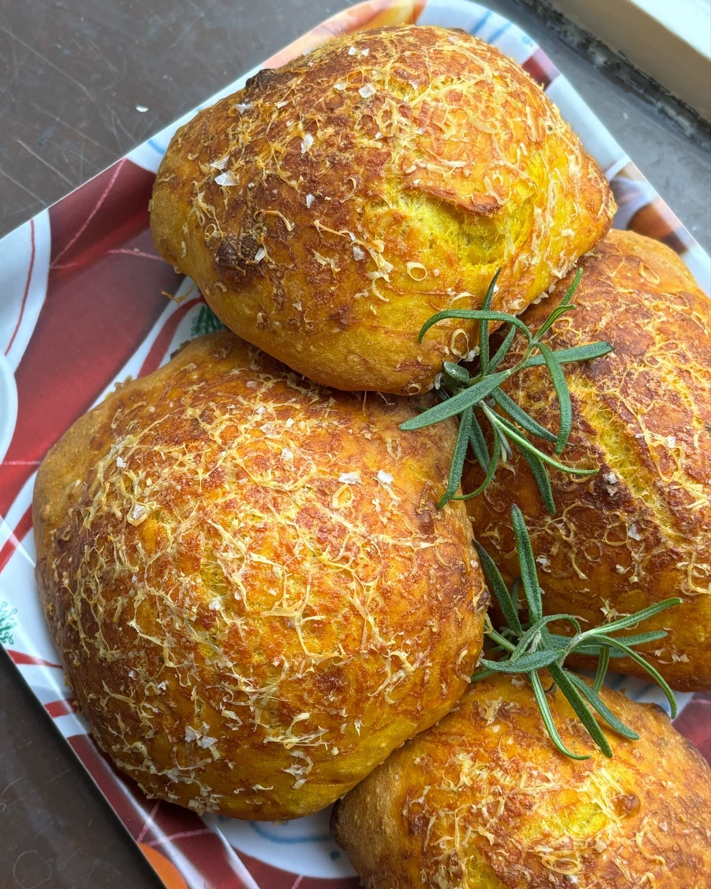 Saffran, parmesan & rosmarin spoon buns