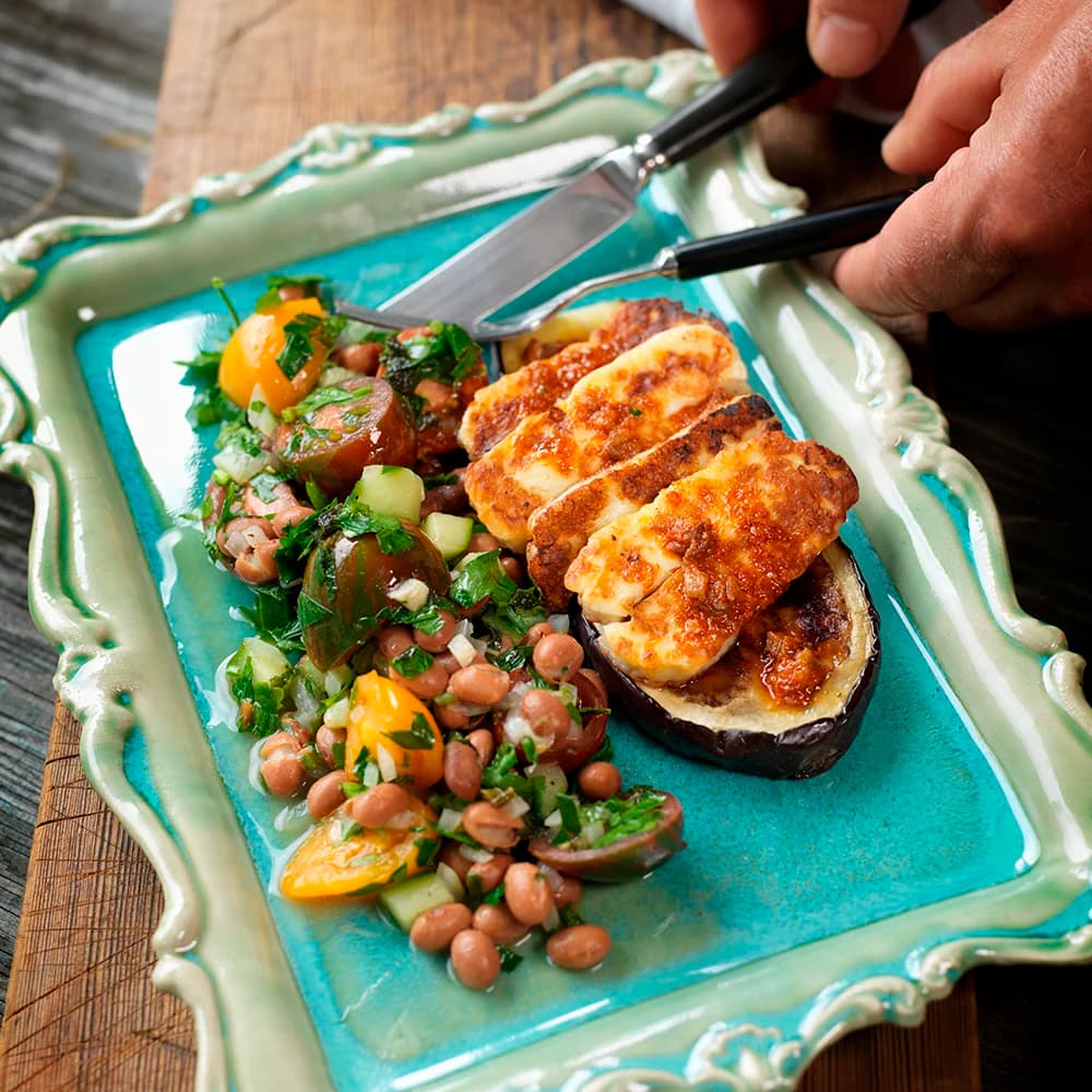 Varm sallad med aubergine, favabönor, tomat och halloumi