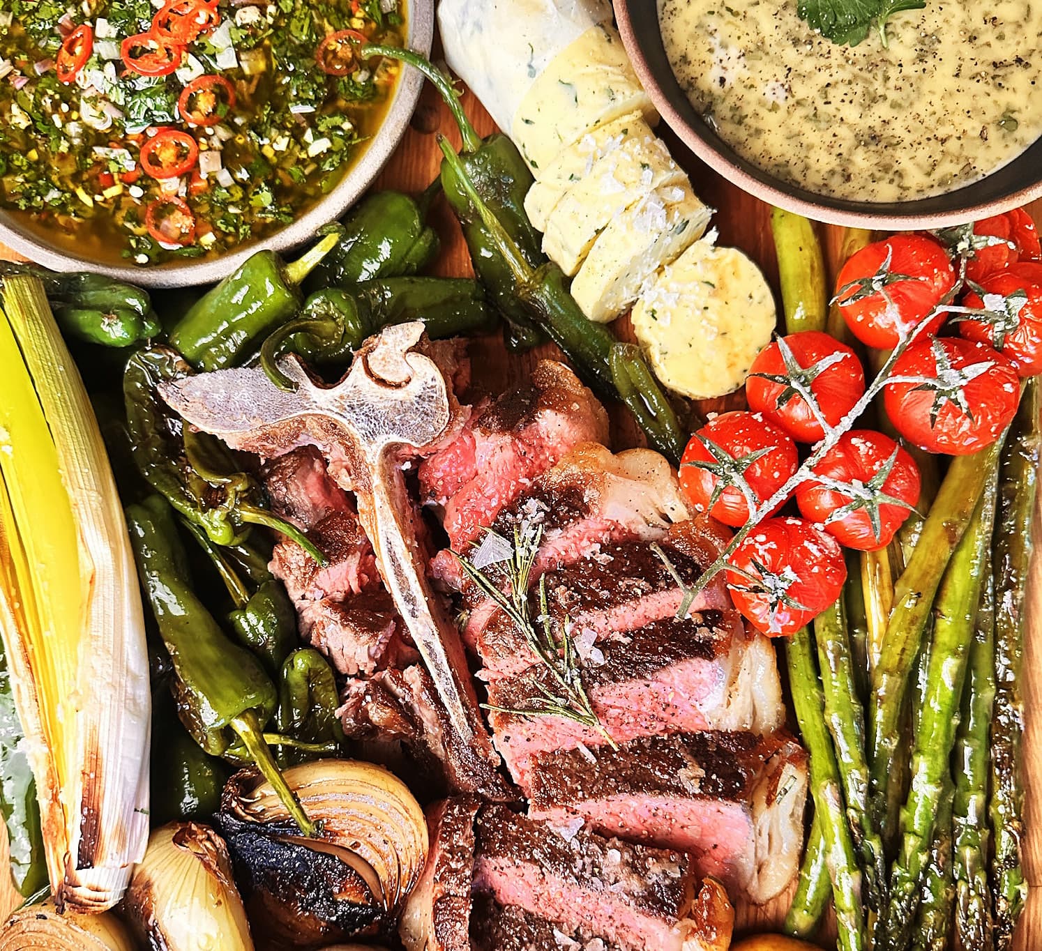 T-bone med chimichurri och grillade grönsaker