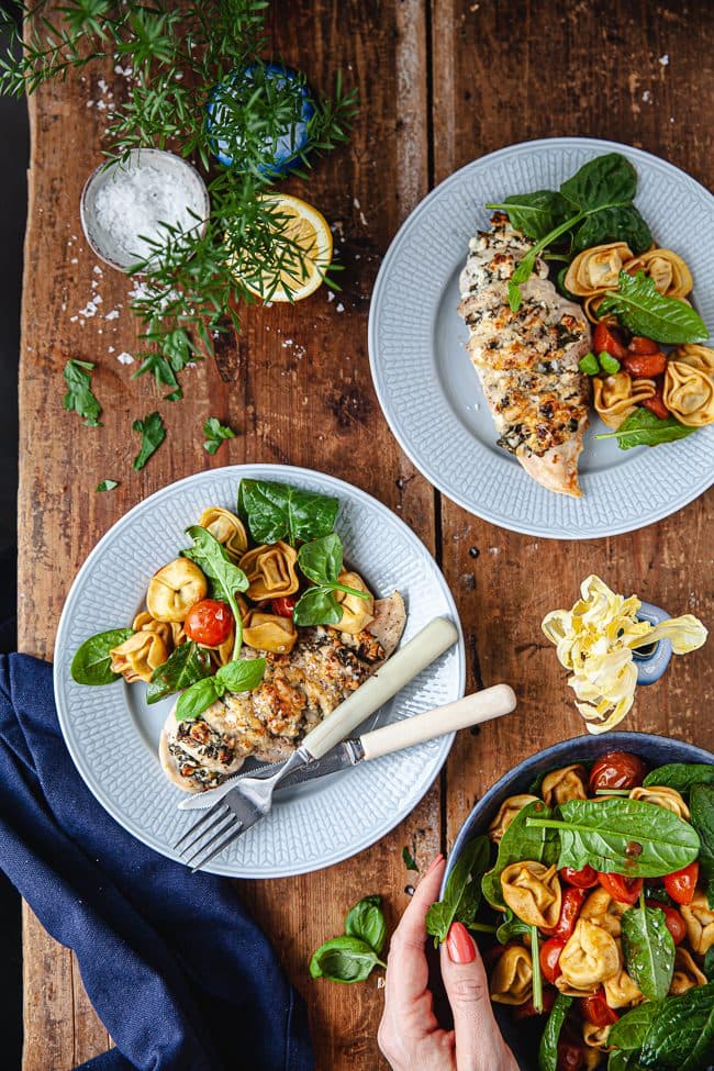 Hasselbackskyckling med fetaost och färska örter