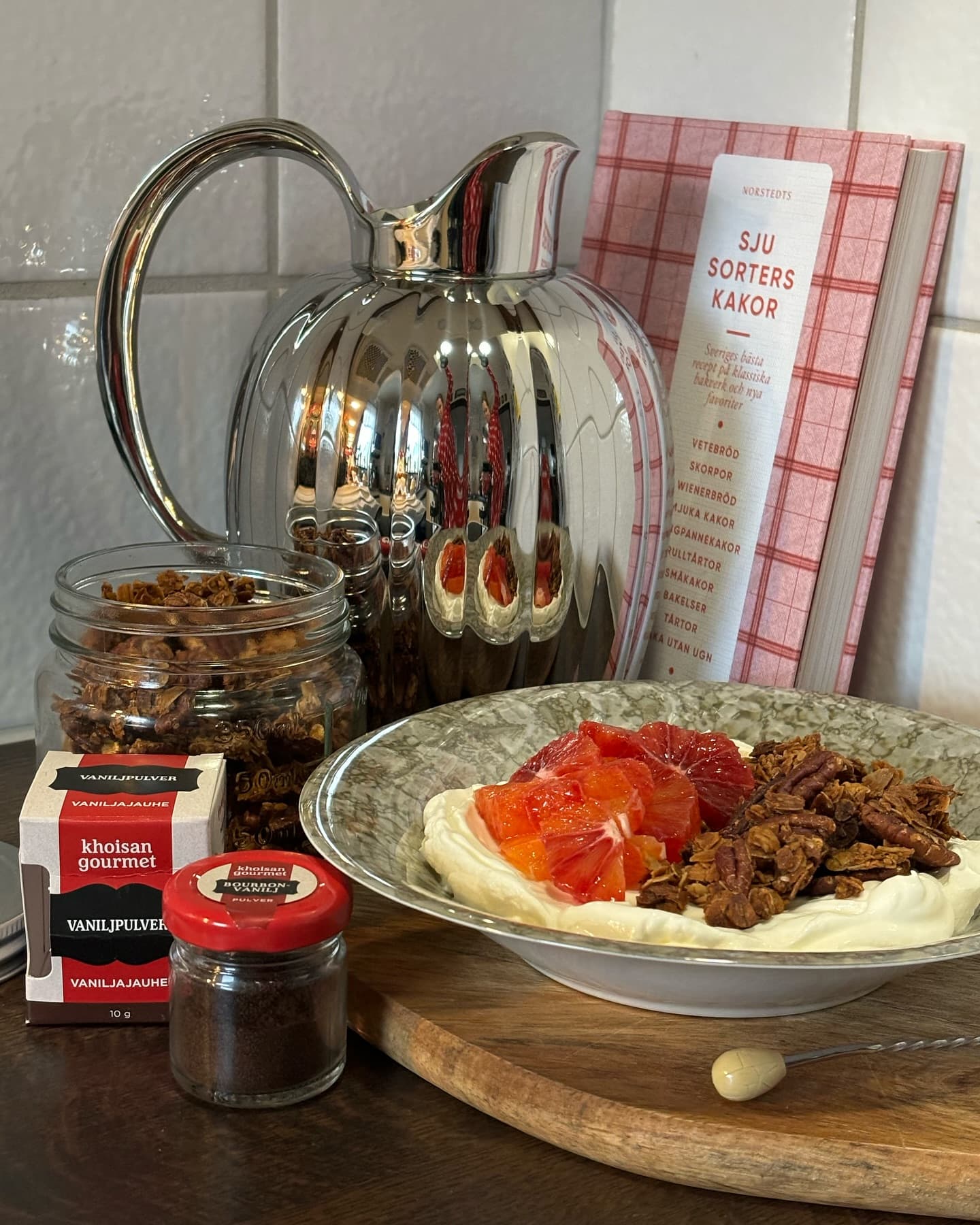 Crunchy vanilj granola bowl med blodapelsin