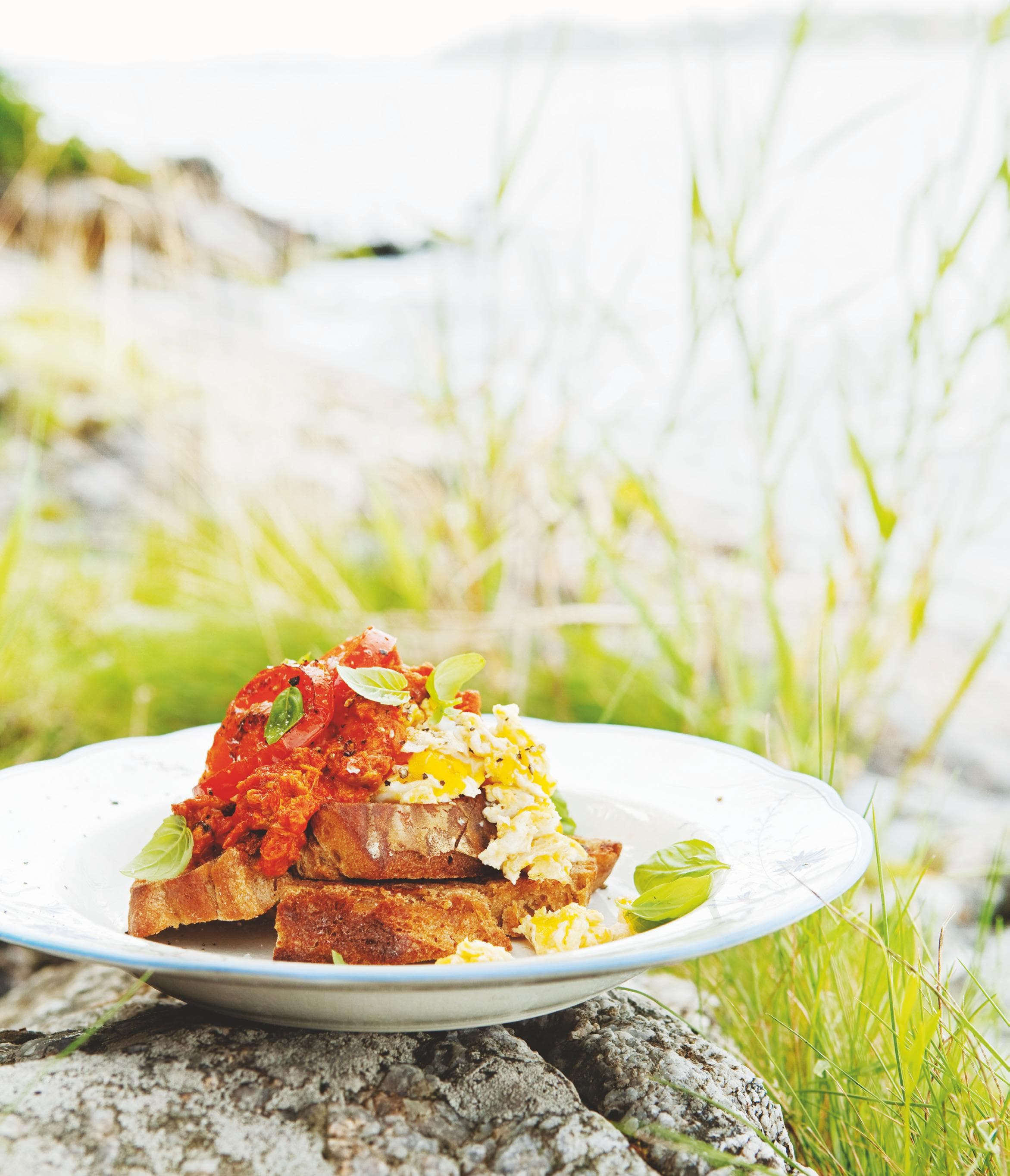 Toast med äggröra och makrill