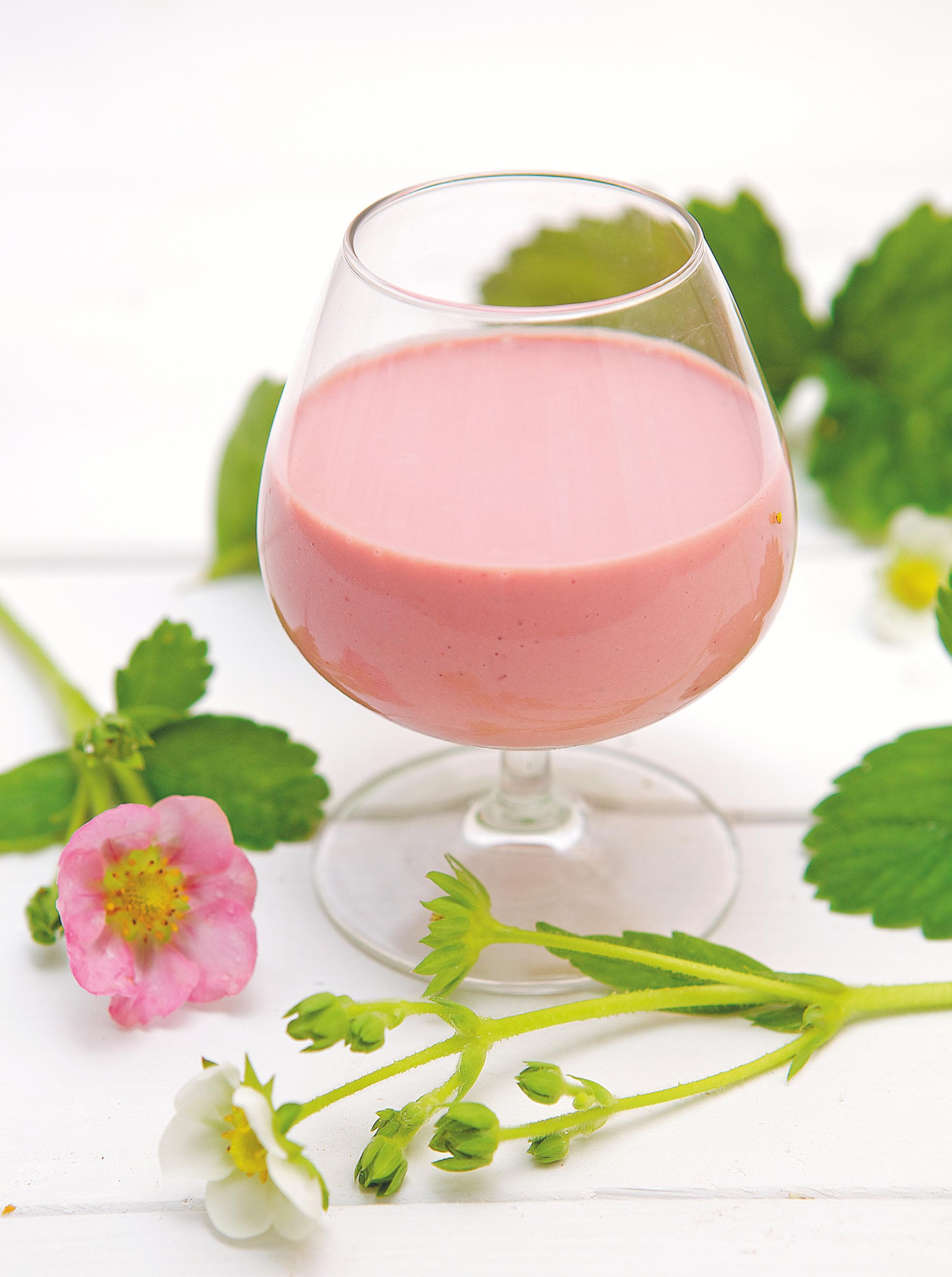 Smoothie med jordgubbar och basilika